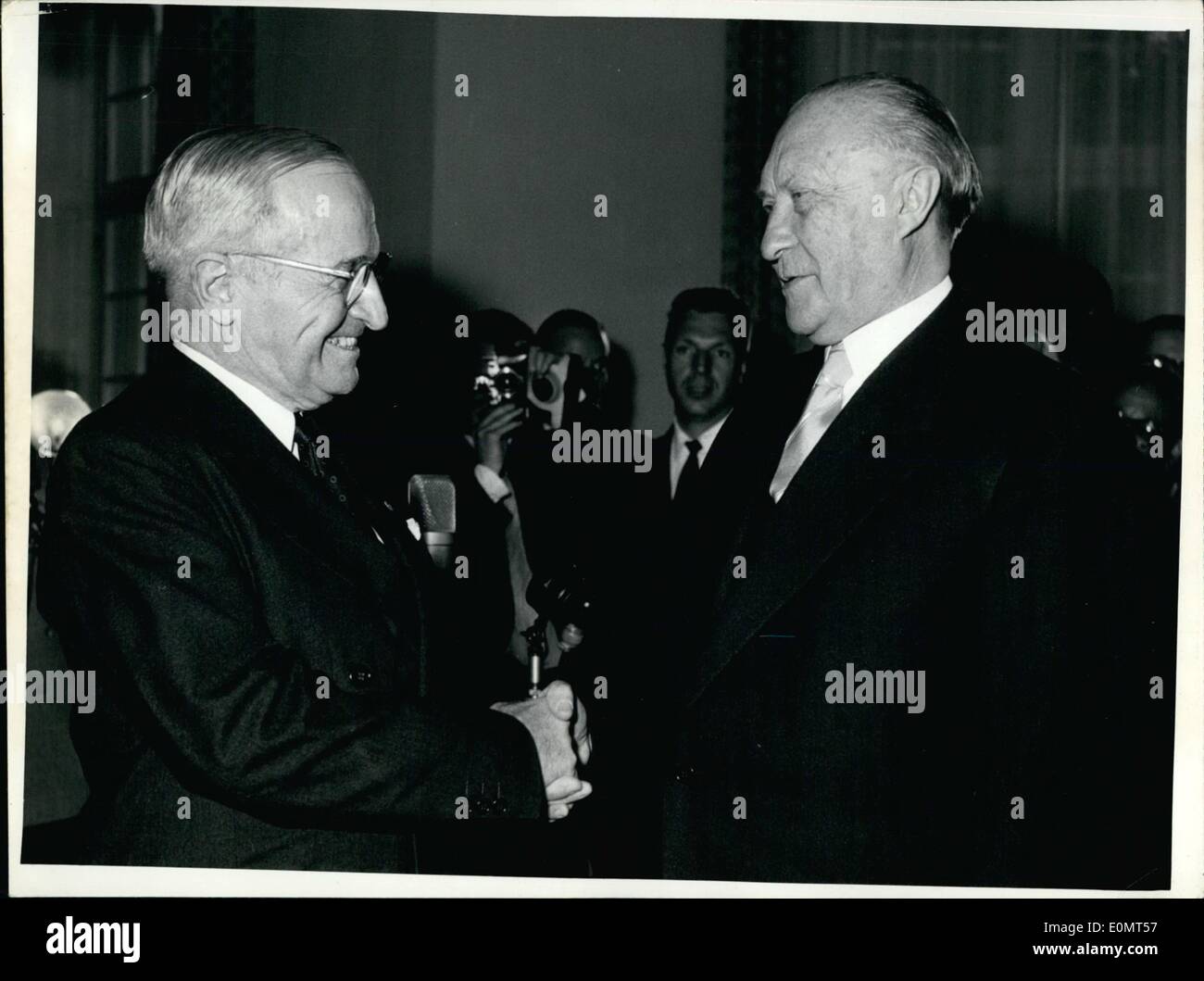 Giugno 06, 1956 - ex Presidente H. Truman e Conrad Adenauer a Bonn in Germania Ovest - visita di Truman nel giugno 1956.: Foto Stock