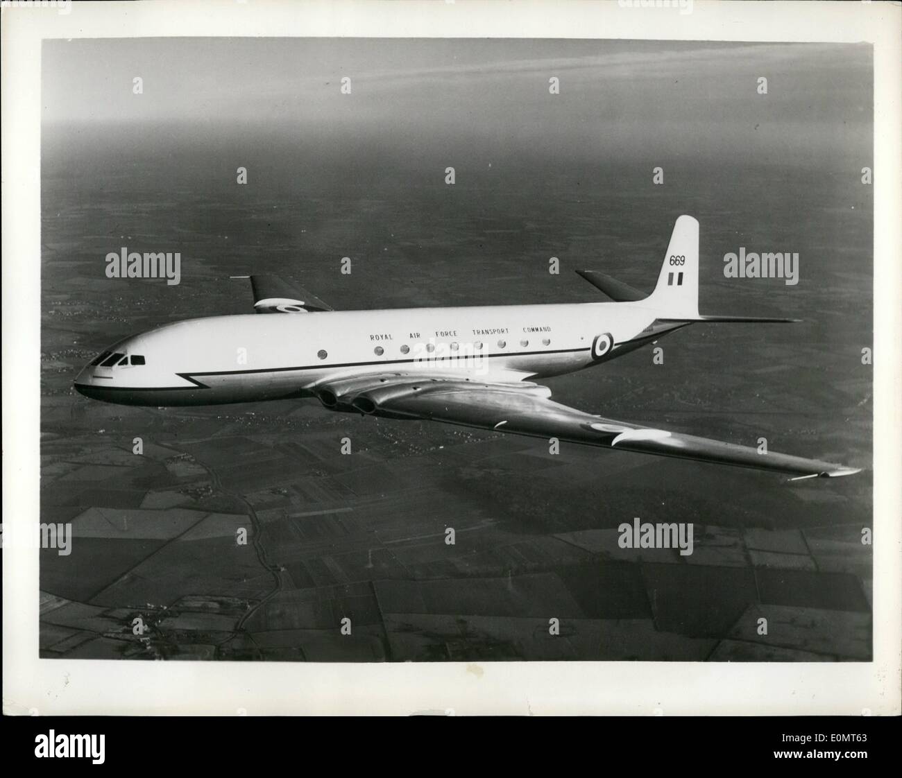 Giugno 06, 1956 - Comet unisce Air Force: Gran Bretagna la Royal Air Force avrà il suo primo getto squadrone di trasporto quando No. 216 Squadrone di stanza a Lyneham, Wiltshire, Inghilterra è equipaggiato con il de Havilland Comet 2 entro la fine di quest'anno. Uno dei la cometa dei compiti sarà quello di fornire un alto-sped servizio regolare tra la Gran Bretagna e il razzo di Woomera-gamma di test in Australia centrale. La cometa 2's quattro Rolls-Royce Avon rispetto a quella della cometa 1. Mostra fotografica. La prima stella cometa 2 aerei per la R.A.F. durante il suo volo inaugurale. Foto Stock