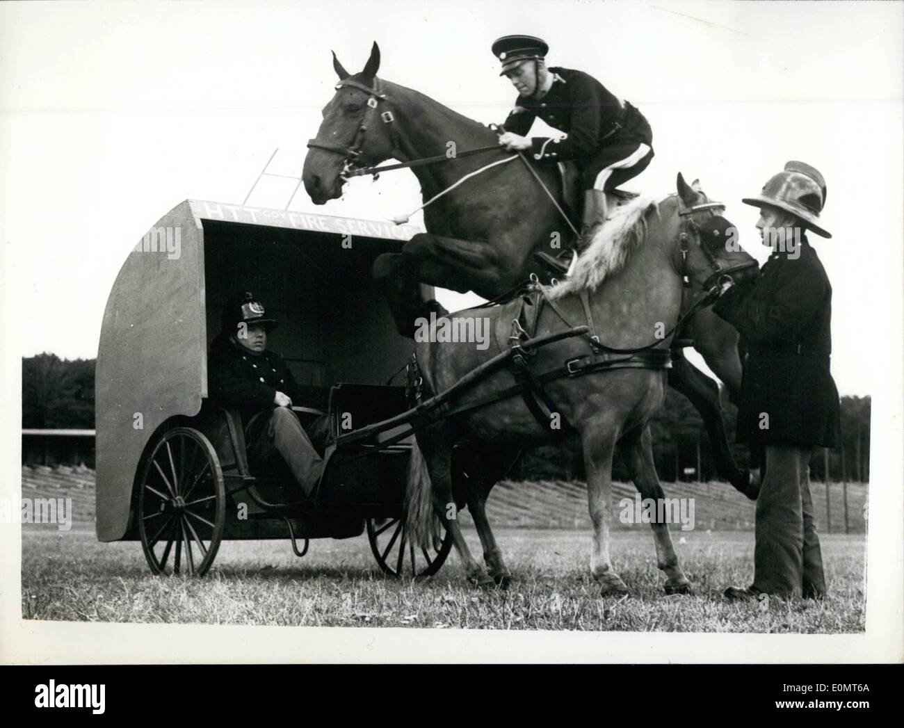 06 giugno 1956 - Dress Rehearsal Musical Jumping Ride of Searchlight Tattoo. Alan Oliver prende parte: Una prova generale del Musical Jumping Ride of the White City Searchlight Tattoo - si è tenuta oggi alla Rushmoor Arena di Aldershot. In questa corsa - il capitano George Boo salta il suo cavallo attraverso un cerchio di fuoco mentre Alan Oliver salta il suo cavallo sopra il motore del fuoco che è arrivato per affrontare il fuoco. Phot mostra che Alan Oliver salta il suo cavallo sopra il simulatore del fuoco - durante le prove di oggi. Foto Stock