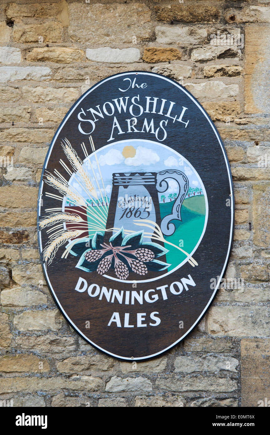 Il Snowshill Arms pub segno. Snowshill, Cotswolds, Gloucestershire, Inghilterra Foto Stock