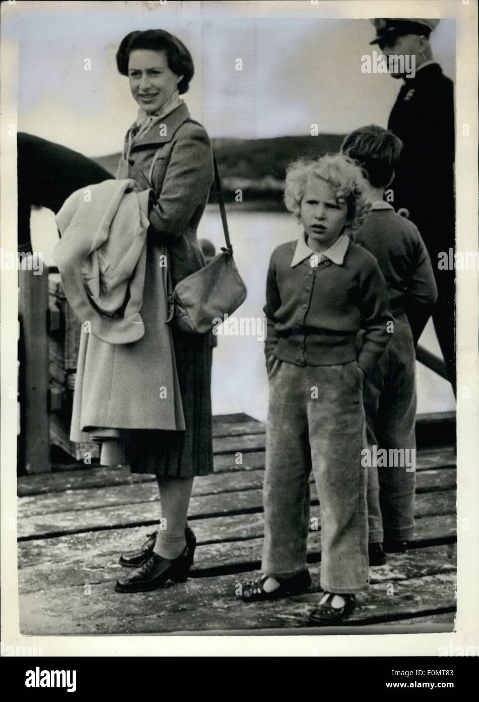 Agosto 08, 1956 - pantaloni in velluto a coste è la principessa Anna vestito di compleanno: indossare pantaloni in velluto a coste, una rosa cardigan, e sandali Princess Anne ha trascorso il suo sesto compleanno di ieri con il suo fratello il principe Carlo e la principessa Margaret, su South Uist, una delle Western Isles, al largo della Scozia. Mentre la regina e il Duca di Edimburgo sono stati touring l'isola, Princess Anne, il principe Carlo e la principessa Margaret è andato per un pranzo a picnic sulla spiaggia Foto Stock