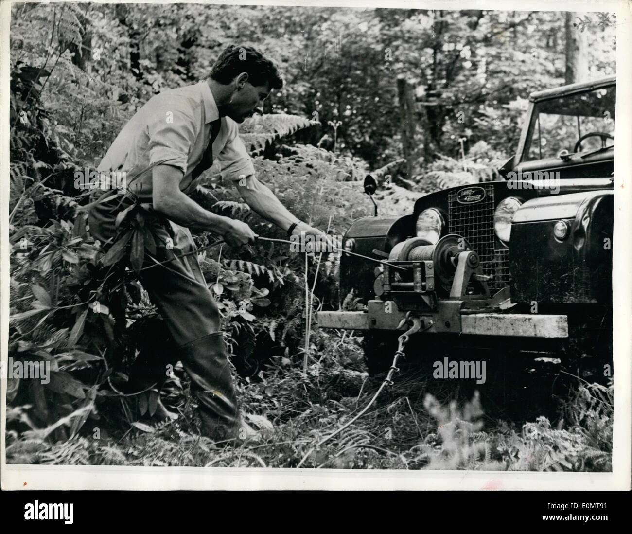 Agosto 08, 1956 - Gruppo capitano Townsend si prepara per 60.000 miglia di giro del mondo viaggio in auto.: gruppo capitano Townsend hs appena completato un corso di formazione intensiva in un "un fatto jungle'' al Rover fabbrica di automobili - Birmingham nella prontezza fro i suoi 60.000 miglia di viaggio intorno al mondo. Ha imparato come ottenere la sua auto al di fuori del punto difficile con l'aiuto di un argano di sollevamento di cui è dotato il cofano. Egli ha anche imparato a comprare la sua ruota di scorta per fare un punto belaying per il verricello - dovrebbe egli ha bisogno nel mezzo del deserto Foto Stock
