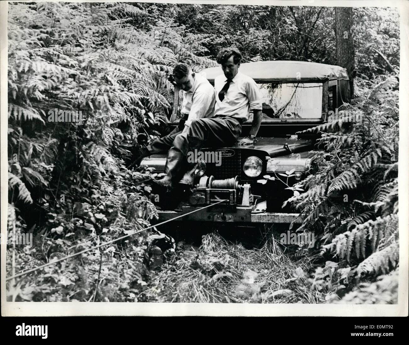 08 agosto 1956 - il Capitano del Gruppo Townsend si prepara per il round di 60,000 miglia del World Car : Il Capitano del Gruppo Townsend ha appena completato un corso di formazione intensiva in una 'man-made-Jungle' presso la Rover Car Factory - Birmingham - in preparazione per il suo viaggio di 60,000 miglia nel mondo. Ha imparato a superare le difficoltà con la sua Land Rover, con l'aiuto di una speciale alinga montata sulla parte anteriore della vettura. Imparò anche a seppellire la ruota di scorta nella sabbia, in modo che potesse essere un ''ancora'' per il verricello, se ne avesse bisogno nel mezzo del deserto Foto Stock