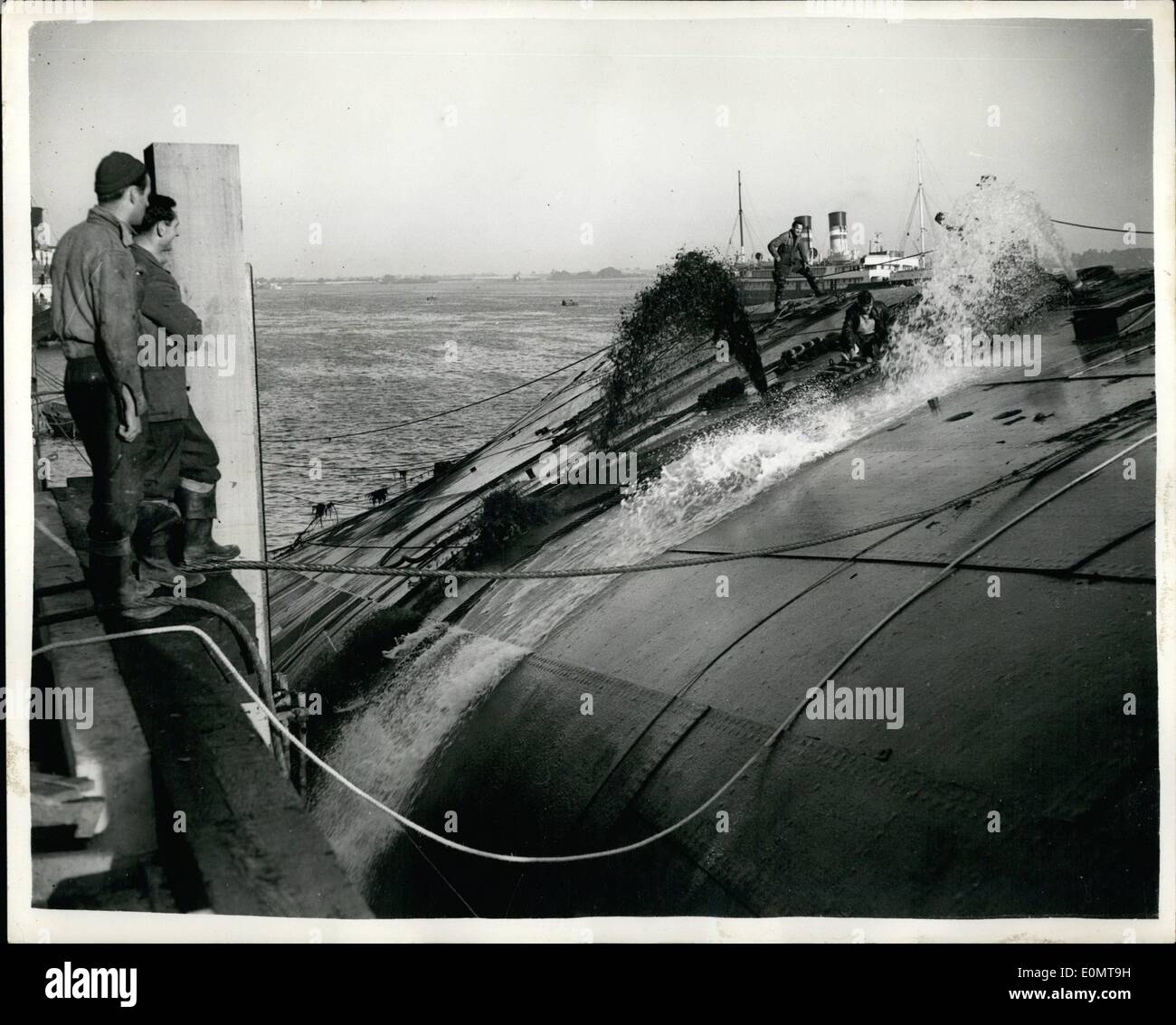 Agosto 08, 1956 - innalzamento della ''Kromprins Frederik'', gli sforzi per elevare il sunken liner danese, Kranprins frederik '' , che capovolto e affondato dopo essere stata spazzata via dai fuoco a Harwich in aprile, vengono fatte oggi. Gli uomini di soccorso sono state lavorando per bocca sulla nave e sono iniziati i lavori di questa mattina a sollevarla. phto mostra acqua essendo passati dalla nave questa mattina come i cavi sono stati controllati prima dell'operazione di sollevamento. Foto Stock