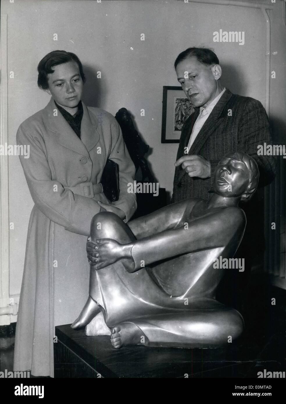 14 agosto 1956 - nella foto è ''Die Singende'', una scultura da Ernst Barlach. Essa è vista dal suo figlio e una donna sconosciuta. Foto Stock