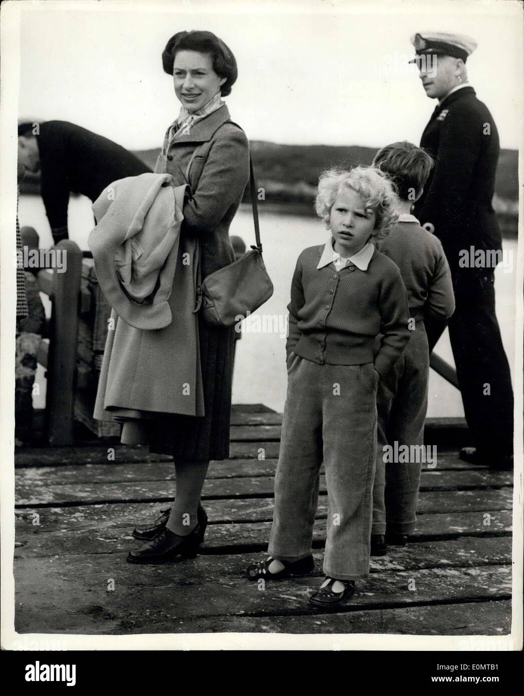 Agosto 16, 1956 - pantaloni in velluto a coste è la principessa Anna vestito di compleanno: indossare pantaloni in velluto a coste, una rosa cardigan, e sandali, Princess Anne ha trascorso il suo sesto compleanno di ieri con il suo fratello il principe Carlo e la principessa Margaret, su South Uist, una delle Western Isles, al largo della Scozia. Mentre la regina e il Duca di Edimburgo sono stati touring l'isola, Princess Anne, il principe Carlo e la principessa Margaret è andato per un pranzo a picnic sulla spiaggia Foto Stock