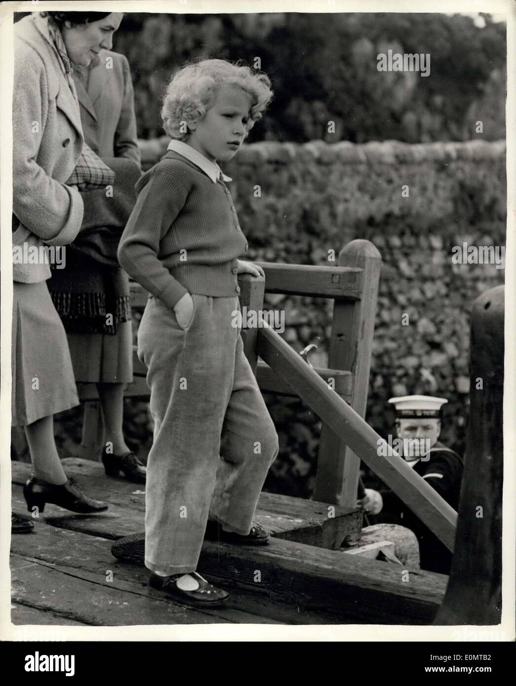 Agosto 16, 1956 - pantaloni in velluto a coste è Princess Anne il compleanno vestito.: indossando corduroy lasco, una rosa cardigan, e sandali, Princess Anne ha trascorso il suo sesto compleanno di ieri con il suo fratello il principe Carlo e la principessa Margaret, su South Uist, una delle Western Isles, al largo della Scozia. Mentre la regina e il Duca di Edimburgo sono stati touring l'isola, Princess Anne, il principe Carlo e la principessa Margaret è andato per un pranzo a picnic sulla spiaggia Foto Stock