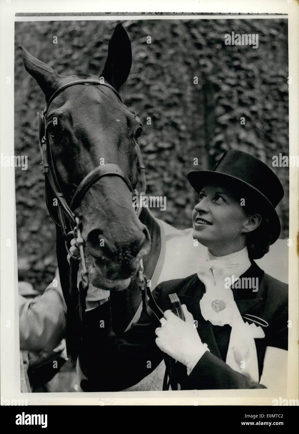 Giugno 06, 1956 - Equitazione in occasione dei Giochi Olimpici di Stoccolma. Il pilota danese vince la medaglia d'argento di dressage. La foto mostra il Lis Hartel (Danimarca), con la sua medaglia d'argento e il suo monte ''Giubileo'' dopo che avevano vinto il secondo posto nel Grand Prix de Dressage di eventi equestri dei Giochi Olimpici di Stoccolma. Foto Stock