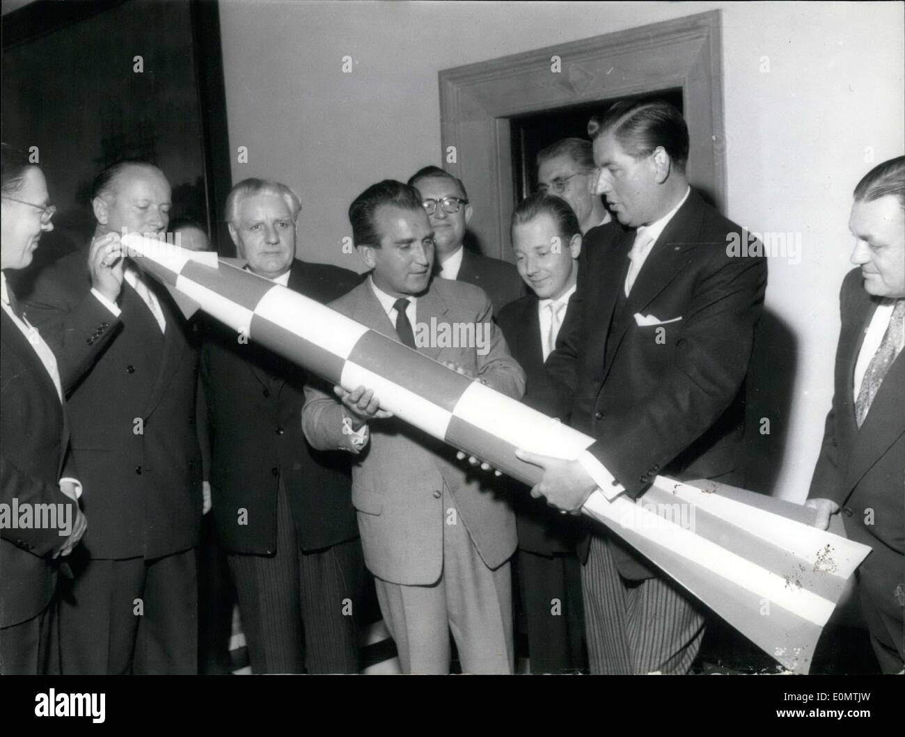 Sett. 03, 1956 - più grande della Germania post-guerra rocket è stato portato a Brema e mostrato in una celebrazione di scienziati a razzo. Il ''MRV 56/57'' è un guidato elettronicamente, meteorologici a razzo, che dovrebbe prendere il posto di palloni meteorologici. Foto Stock