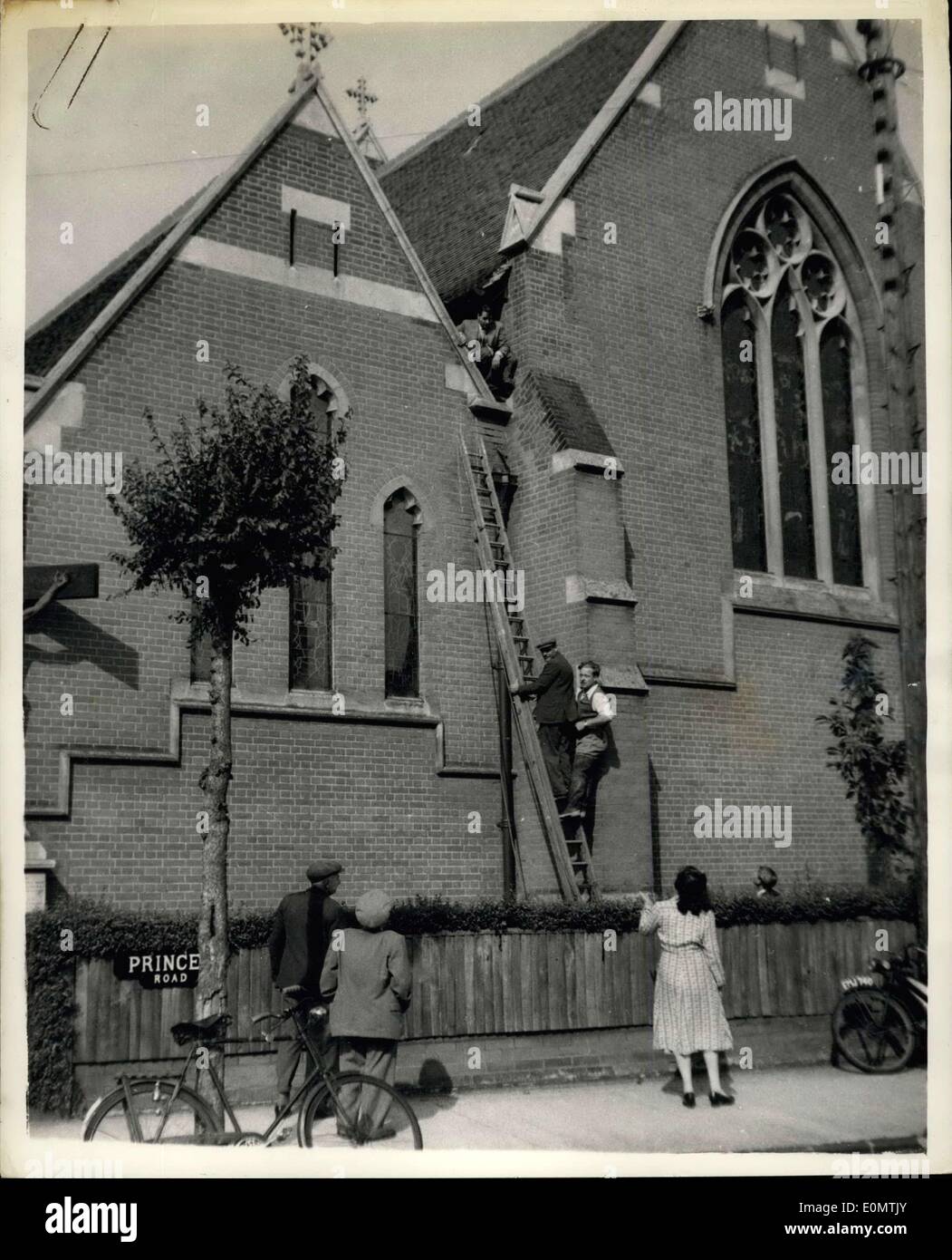 Sett. 04, 1956 - Ex-Army officer salta dal tetto della chiesa - dopo il mantenimento di polizia di Bay per più di tre ore.: venticinque anni di Alexander Reiss ex-Winchester scolaro e ex-Army officer saltato 30 piedi dal tetto di una chiesa è Felixtowe, ieri dopo mantenendo la polizia a baia per più di tre ore. Egli ha rifiutato di scendere per la polizia e il vicario della Chiesa. Ha atterrato su un letto di fiori e sostenuta da urti e ammaccature. Mostra fotografica di Alexander Reiss visto sul tetto della chiesa - prima ha saltato a terra. Foto Stock