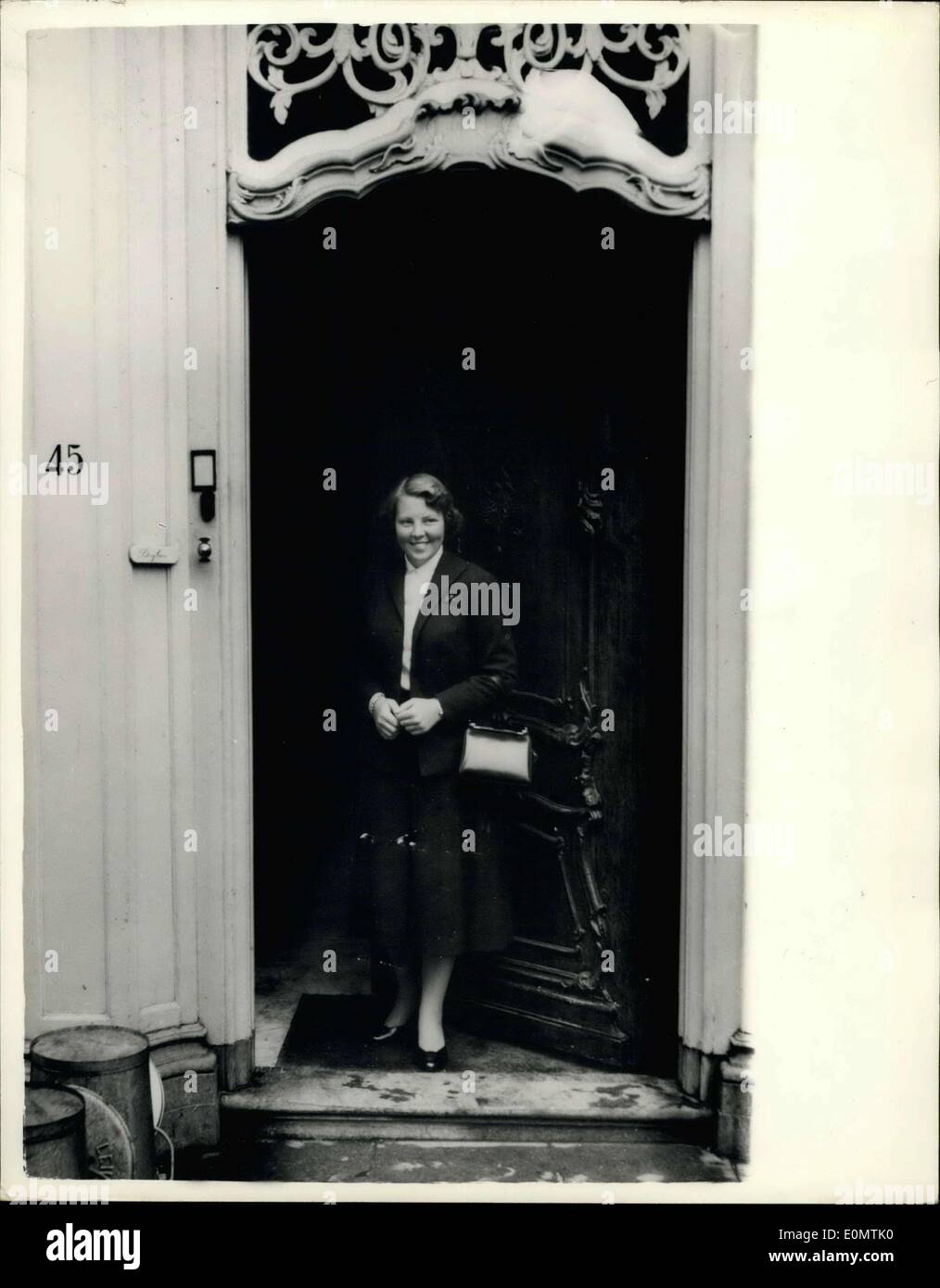 Sett. 04, 1956 - erede al trono di Holland-Sets Up Home In Leiden...la principessa Beatrice assiste Università la principessa Beatrice erede al trono di Holland-è ora che frequentano l'Università di Leiden- e vive nella sua casa per la prima volta in città Keystone Foto Mostra: la principessa Beatrice entra proprio a casa a Leiden Foto Stock