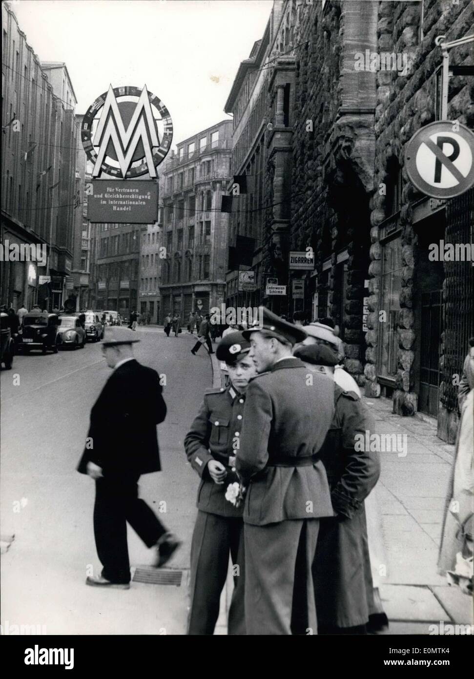 Sett. 04, 1956 - nella foto è una strada di Lipsia. In primo piano sono i soldati della zona est Esercito del popolo. : Foto Stock