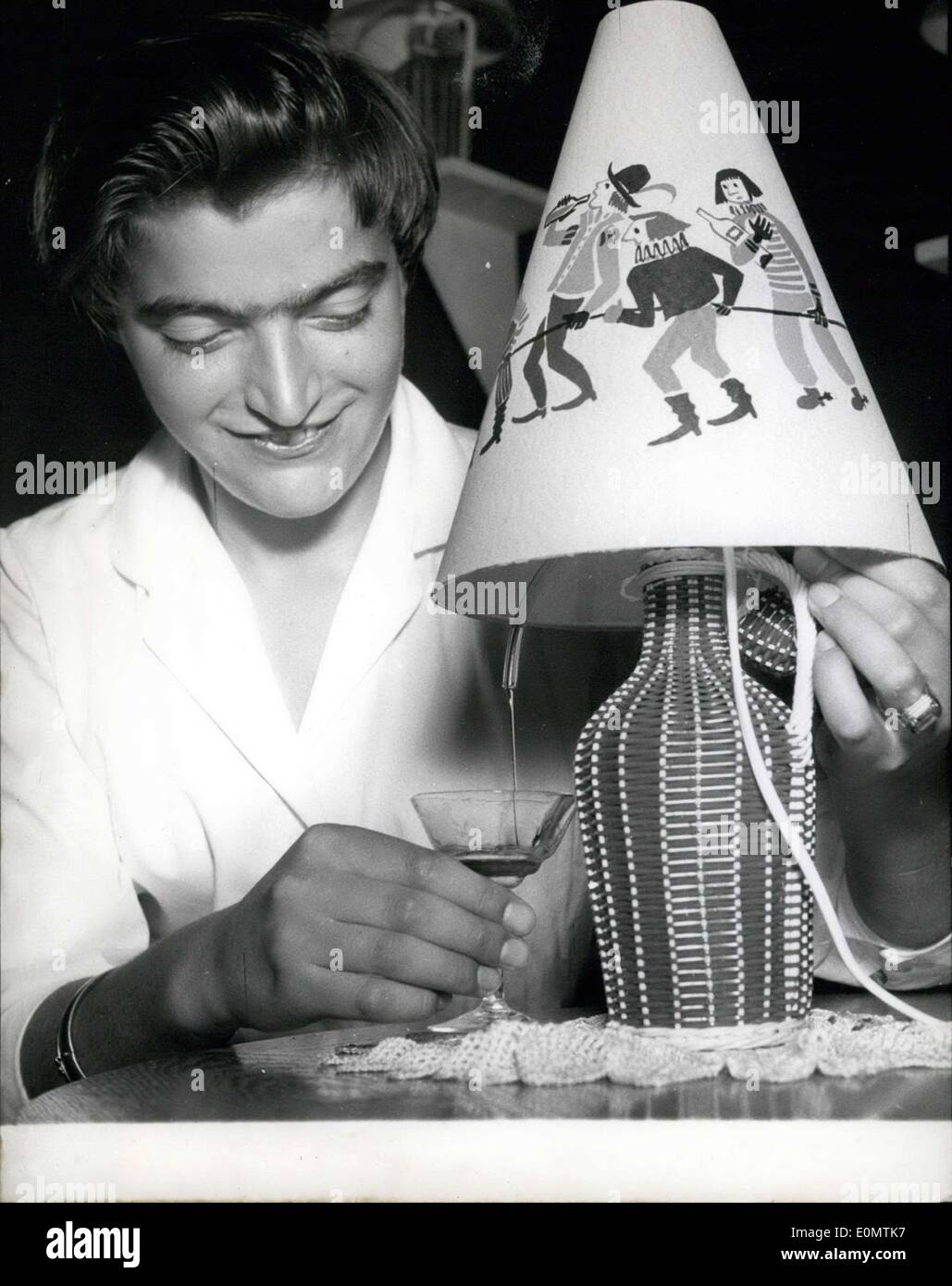 Sett. 05, 1956 - D'vuoi un drink - Prendere dalla lampada! ''Francoforte fiera autunnale 1956'' presenta un ''Brandy lampada'' una novità, che è fatta di Brandy bottiglia. I visitatori sono davvero impressionato poiché il meccanismo è così ben nascosta nella parte inferiore, che è sembra miracolus! Foto Stock
