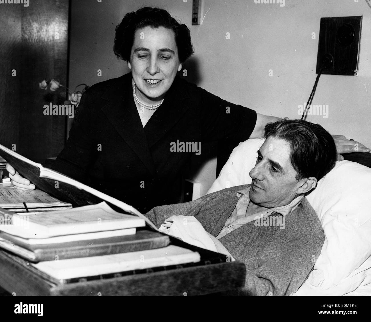 Sir John Barbirolli riceve la visita di sua moglie mentre in ospedale Foto Stock