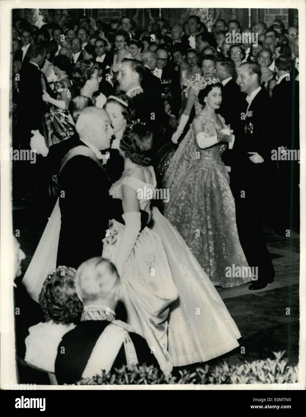 Giugno 18, 1956 - la regina e il duca danza al Municipio di Stoccolma sfera: La Regina fine del Duca di Edimburgo dancing circondato da altri ospiti - quando hanno frequentato la sfera dell'ordine Amaramt - tenuto in loro onore presso il Municipio di Stoccolma. Foto Stock