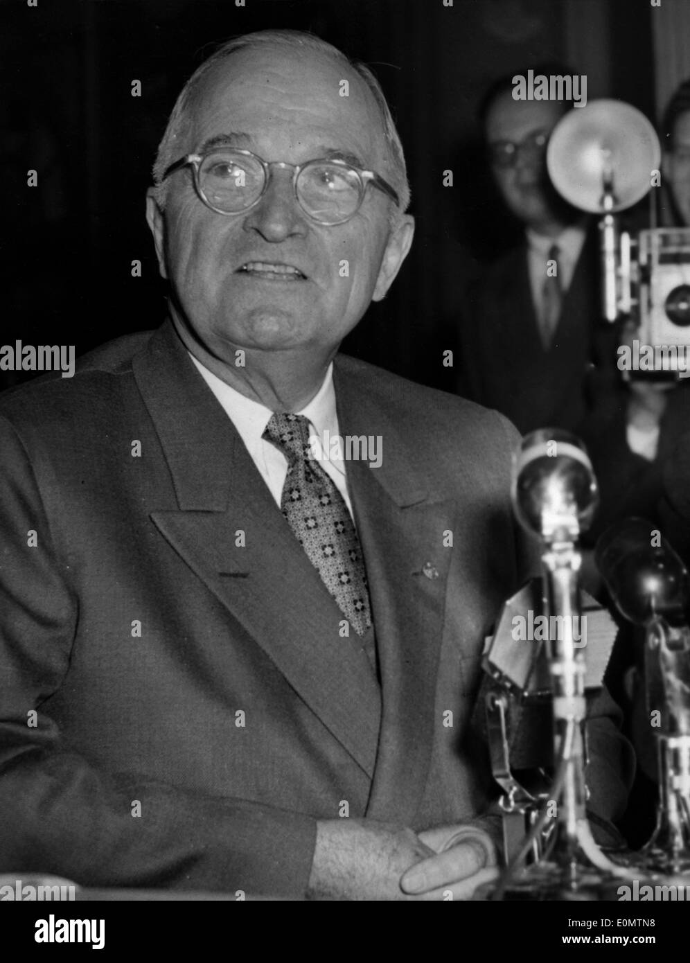 Il presidente Harry Truman intervenendo a una conferenza stampa Foto Stock