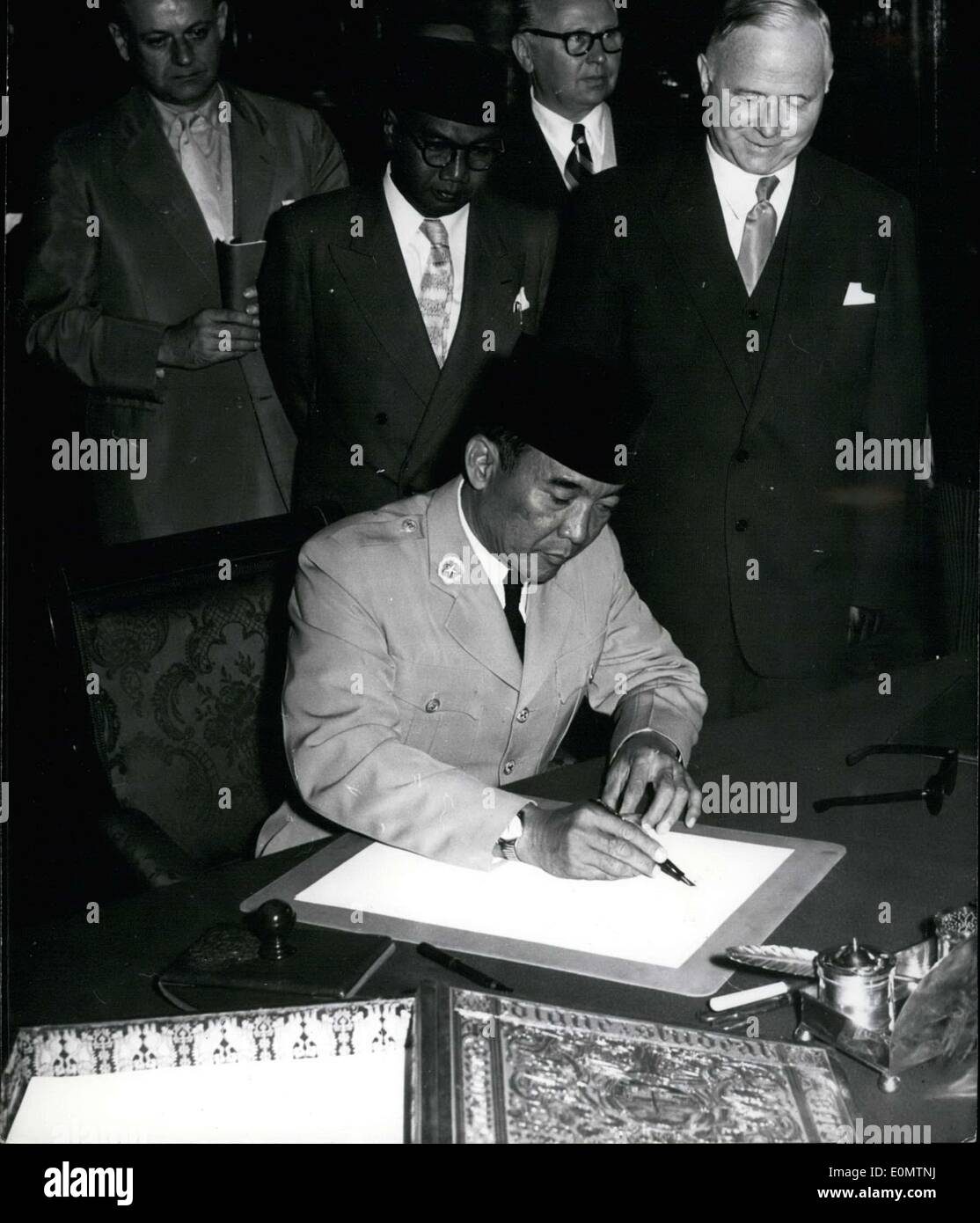 Giugno 21, 1956 - Presidente indonesiano Sukarno firmato nel libro d'oro della città di Amburgo di giovedì. Egli ha pagato una visita ufficiale alla città di Hansa nel suo viaggio attraverso la Germania giovedì. La nostra immagine mostra: Dr. Sukarno(centro) e Sindaco dott.ssa Sieveking(a destra) Foto Stock