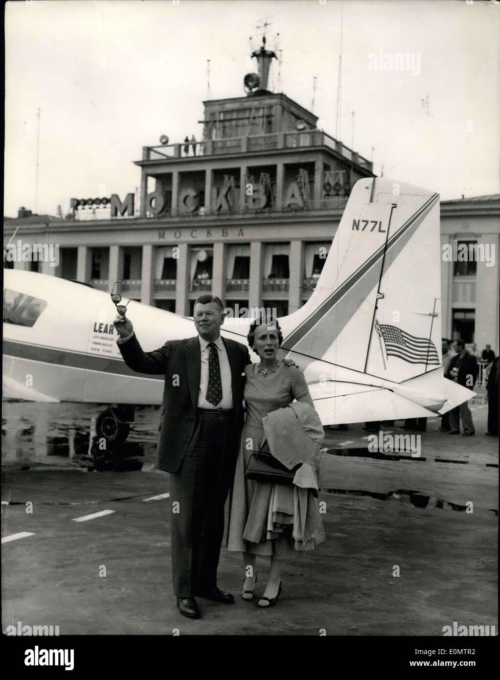 Giugno 29, 1956 - per gli scambi con la Russia.: American del costruttore di aeromobili, William Lear, onde con sua moglie, la sig.ra Lear, sulla loro Giugno 26 Arrivo all aeroporto Vnukovo, Mosca, da Berlino, Germania. È stato descritto che l'Unione Sovietica è interessata all'acquisto di luce automatica di apparecchiature di controllo che Lear è un'azienda rende. L'apparecchiatura è all'embargo americano elenco ma Lear ha spostato la sede della sua azienda da Los Angles, U.S.A. a Ginevra, Svizzera, da dove è possibile il commercio con la Russia con l'impunità Foto Stock