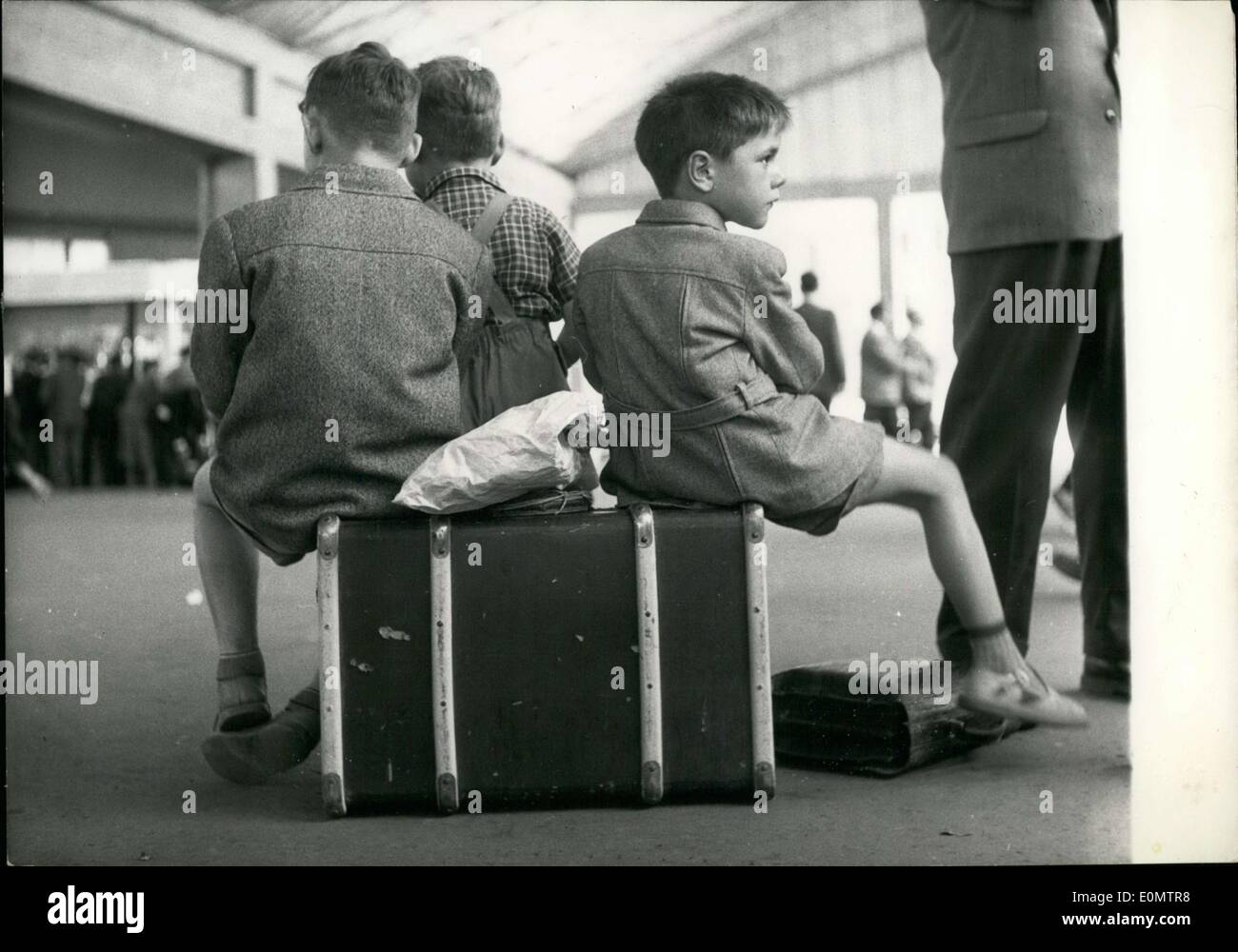 Giugno 30, 1956 - Estate esodo inizia: stazioni di Parigi sono affollati con migliaia di parigini in partenza per il paese i lati sulle loro vacanze estive per giorno. La foto mostra tre giovani parigini seduti sulle loro linee di attendere per il treno. Foto Stock