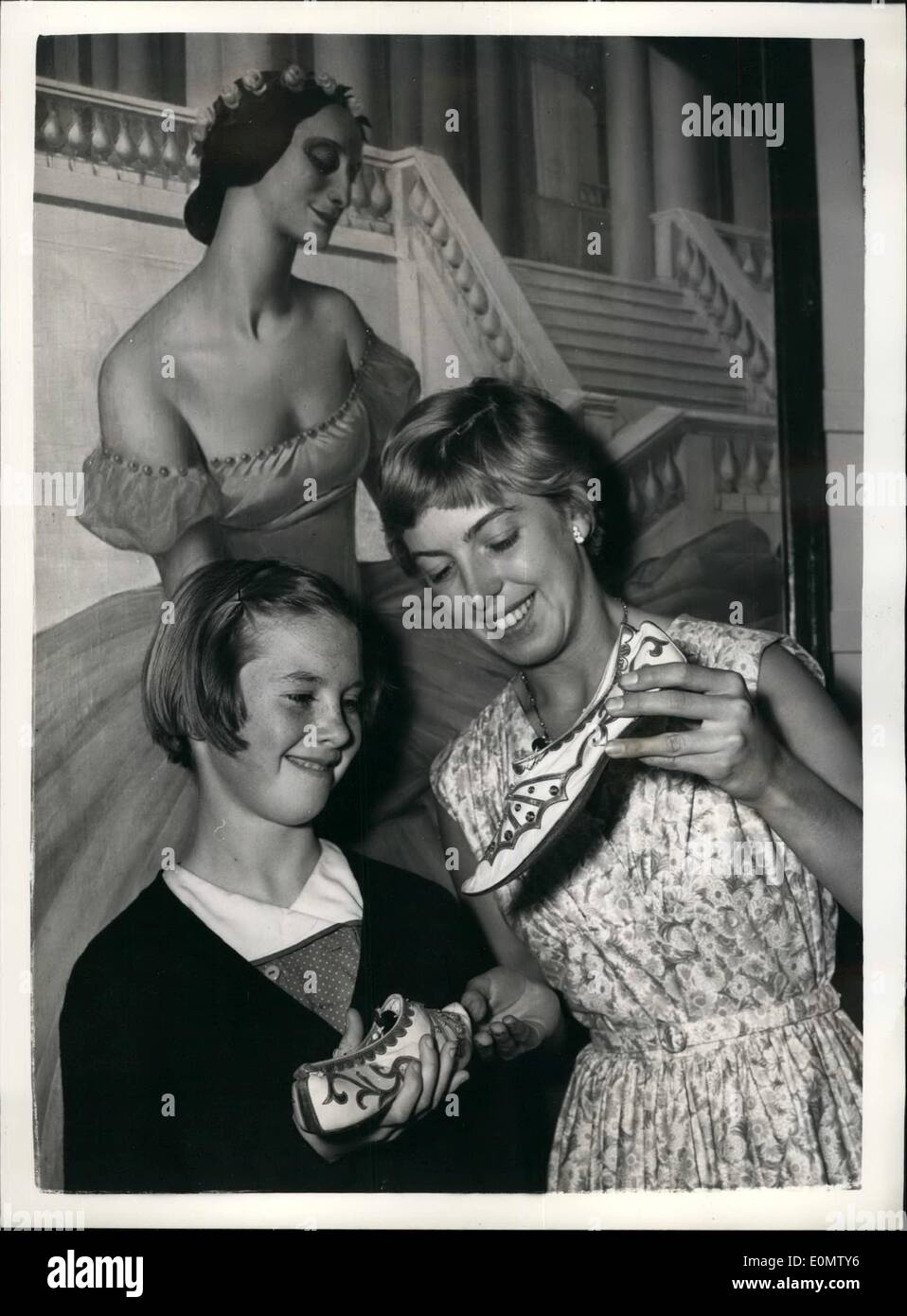 Sett. 09, 1956 - Anna Pavilion mostra a Londra... Venti il quinto anniversario della sua morte. Una pressa vista era detenuto della mostra che si apre al Museo di Londra in omaggio ad Anna Pavlova - e per commemorare il 25th. anniversario della famosa ballerini morte. Keystone Mostra fotografica di:- Miss Davina Fennemore di Greenford mostra una coppia di Pavlova di scarpe da ballo a dieci anni di Marion Goodwin di West London 0 in fiera. Queste scarpe sono stati indossati dal ballerino nel balletto ''Oriental impressioni''. Dietro si vede un ritratto della ballerina dall'artista russo A. Yacouleff. Foto Stock