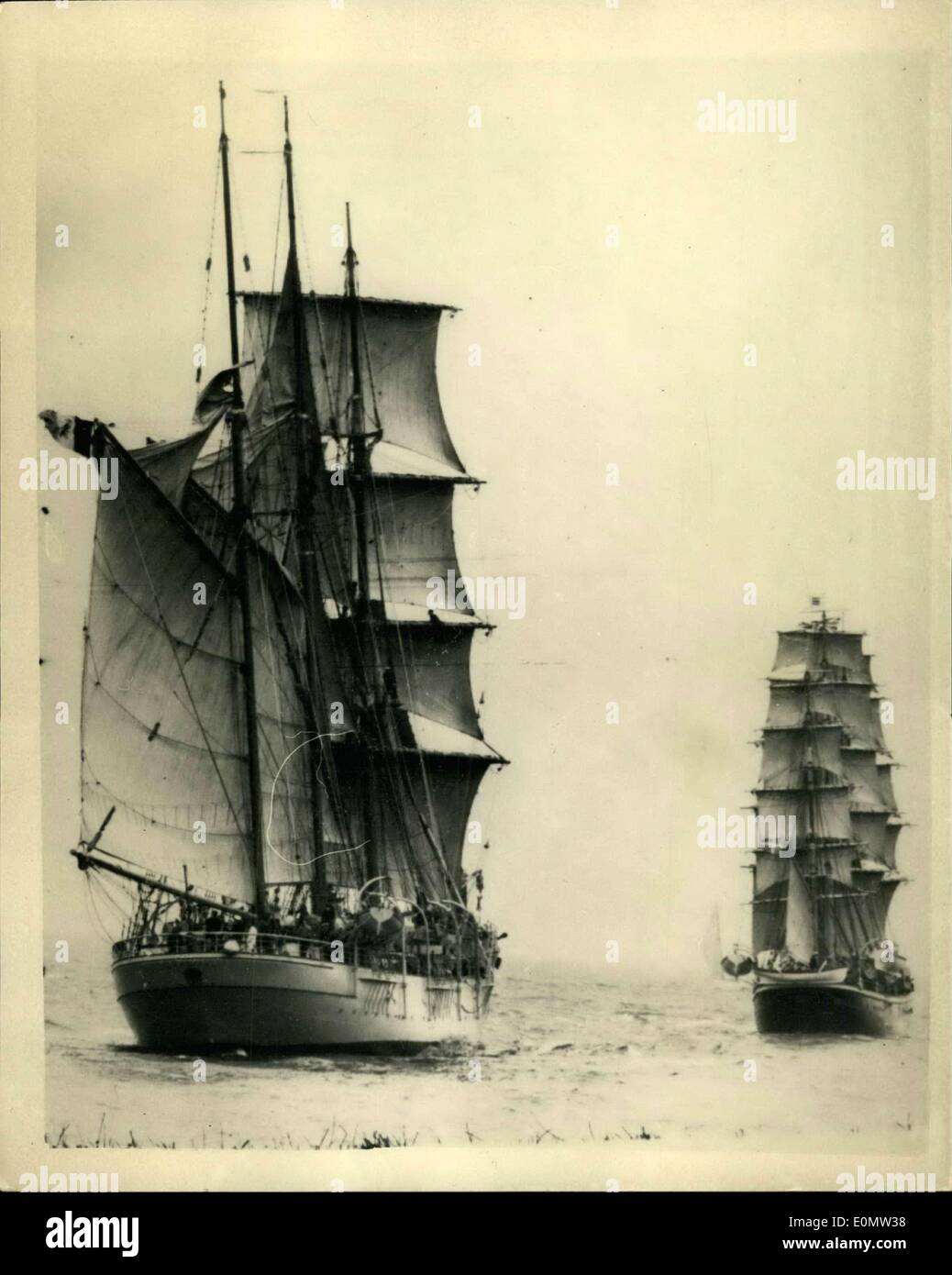 Lug. 07, 1956 - l'inizio della vela internazionale - Formazione nave gara a Lisbona - ventidue vela navi di formazione ha preso parte un'oceano gara da Torbay a Lisbona oggi - Mostra fotografica: il belga nave a vela di Mercatore e la nave danese Georg Stadio visto poco dopo la partenza della gara. Foto Stock