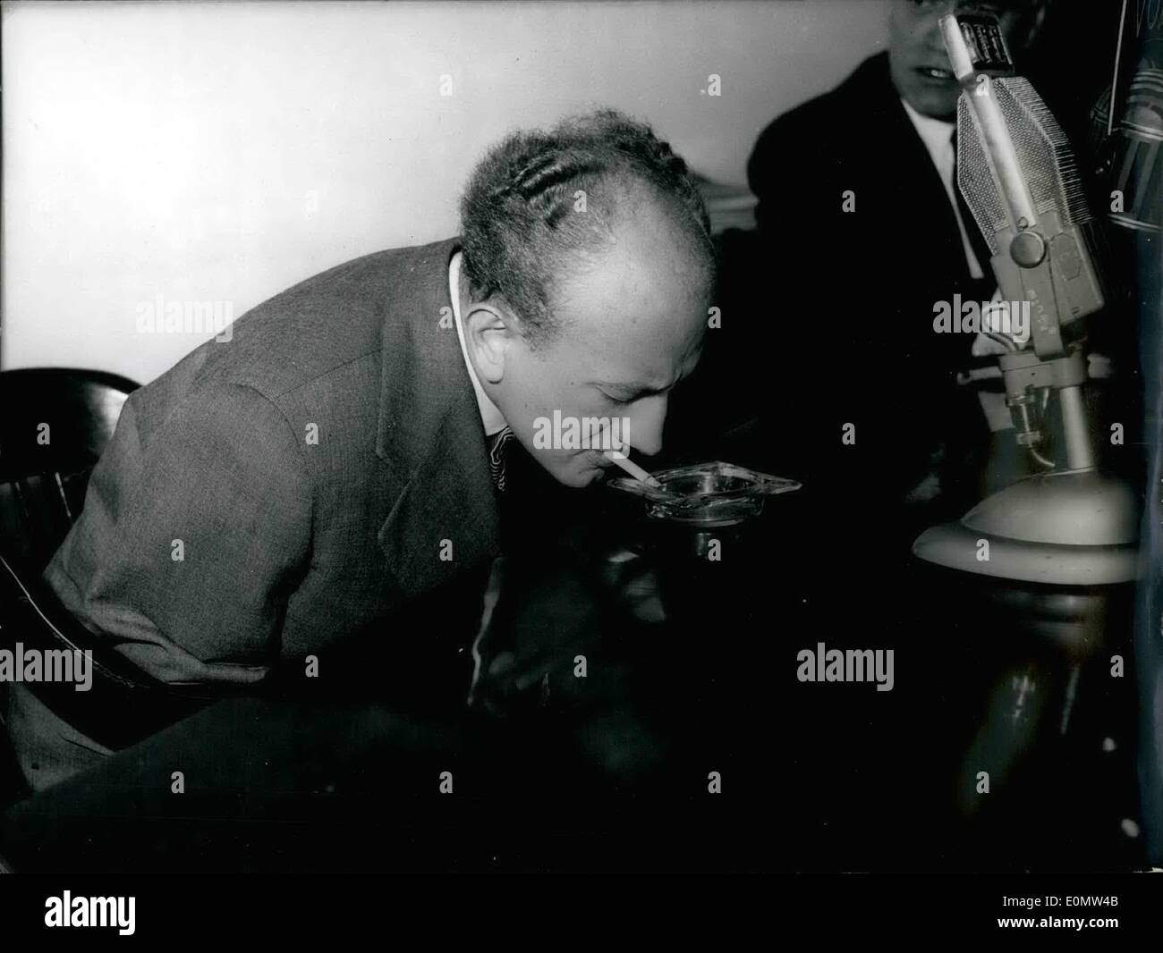 Lug. 07, 1956 - Uomo senza armi. Mariano (Sykursky SYKURSKY mariano) 26 anni di asp ost le sue braccia durante la battaglia di circa Tarschau. Egli ha un Poolish subjekt. Poiché 11 anni egli cerca di buona e utile bracci artificiale. Ma egli ricerca disperata era senza successo. Oggi egli è arrivato alla American Consulat a Monaco di Baviera, dove egli era stato promesso in aiuto, egli deve scommettere il miglior ams, mai realizzato per un noorlay/pdt diventa underwised utilizzando come igenÃ¢â'¬Â¢Ã¢â'¬Â¢S'upda nAykursky durante la conferenza stampa in punta Aunich American consolato generale. Foto Stock