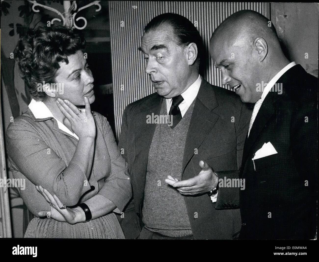 Sett. 09, 1956 - Qui è l'autore tedesco Erich Maria Remarque (al centro) con Heidemarie Hatheyer e Kurt Meisel. Bella mucca Foto Stock