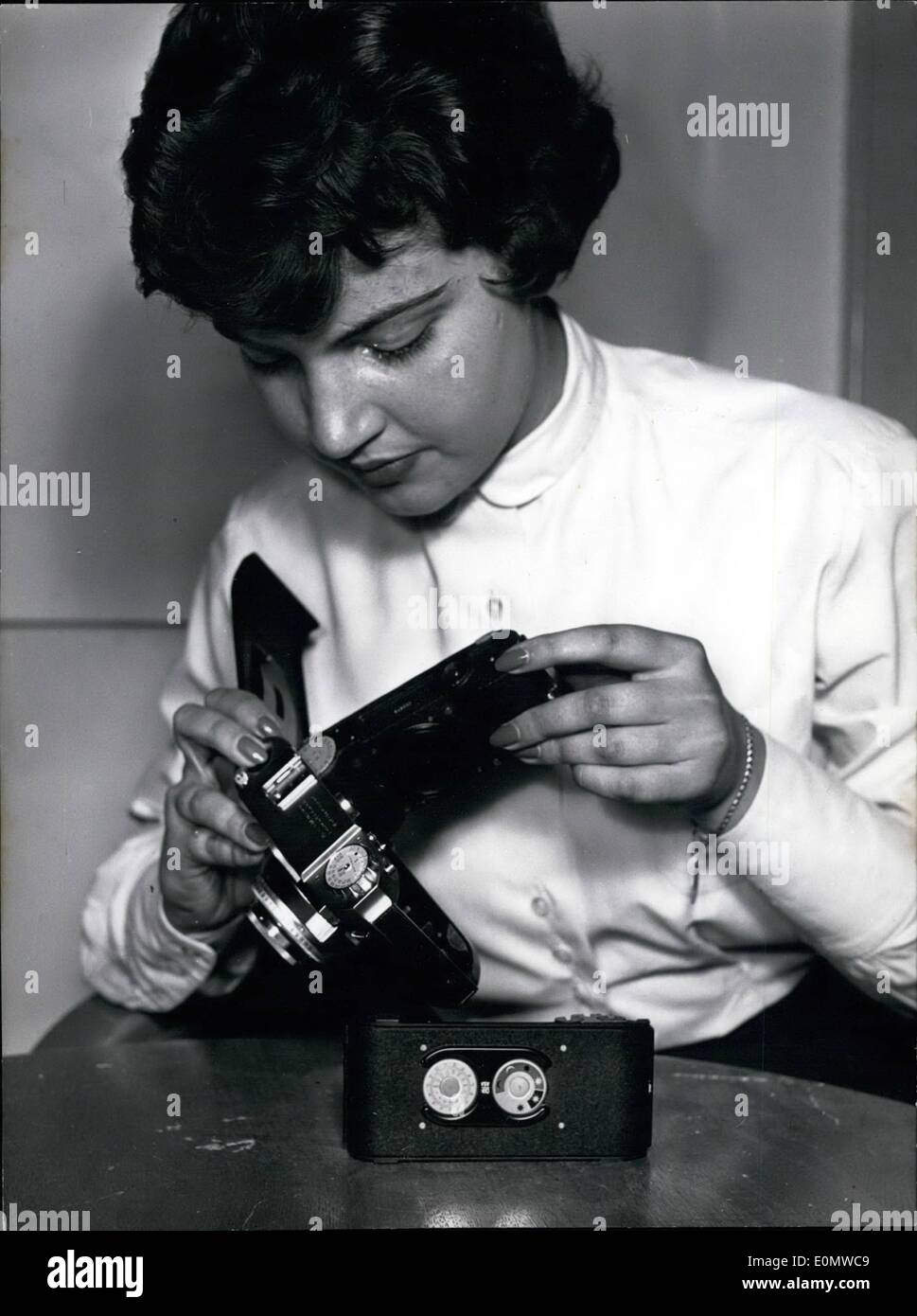 Sett. 09, 1956 - a colori e in bianco e nero film; in una sola telecamera è il sogno di tutti i fotografi! Ora su Photokina 1956 a Colonia, il ''Adox 300'' mostrato; sogno divenne realtà! Con po' di periodici che possono essere modificate in un secondo momento diverse alternative sono aperti. Si tratta di una macchina fotografica da 35mm. Foto Stock