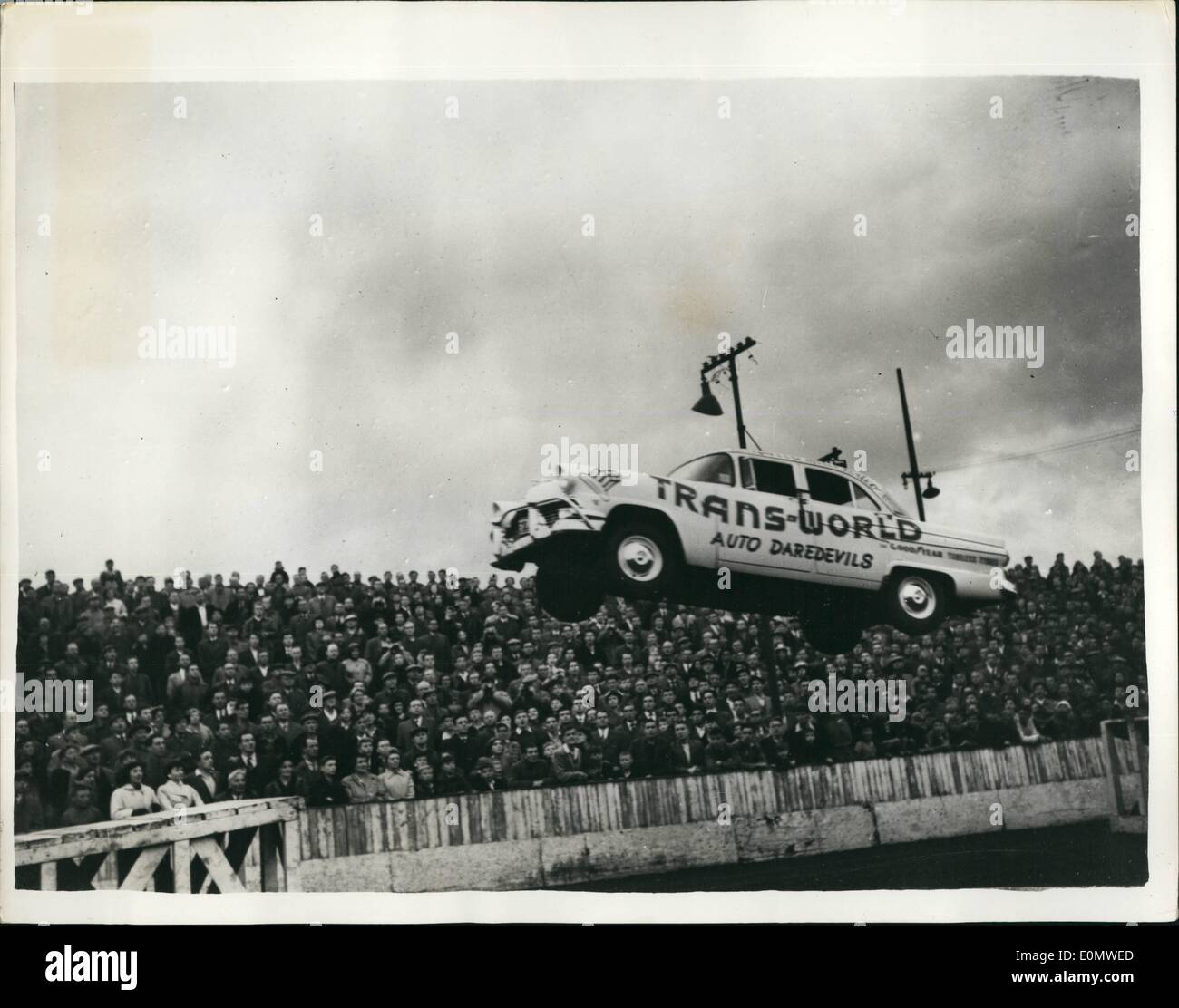Lug. 07, 1956 - American stunt car drivers dare visualizza in Edinburgh: una folla entusiasta al Meadowbank Speedway via a Edimburgo in Scozia - erano entusiasti delle prestazioni temerario da un team di American stunt car drivers ed ecco una barca a vela attraverso l'aria durante una delle acrobazie. Foto Stock