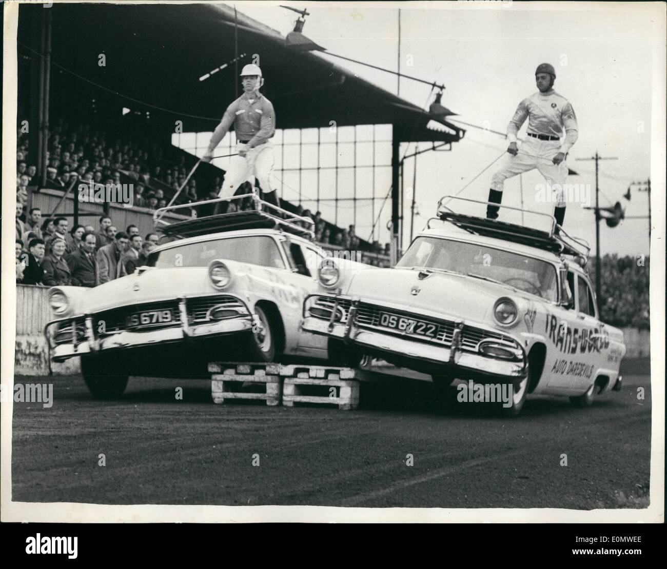 Lug. 07, 1956 - American stunt car drivers dare visualizza in Edinburgh: una folla entusiasta al Meadowbank Speedway via a Edimburgo in Scozia - erano entusiasti delle prestazioni temerario che un team di American stunt car drivers dando sono presenti due di coloro che sono visti qui durante un audace ''Chariot'' gara. Foto Stock