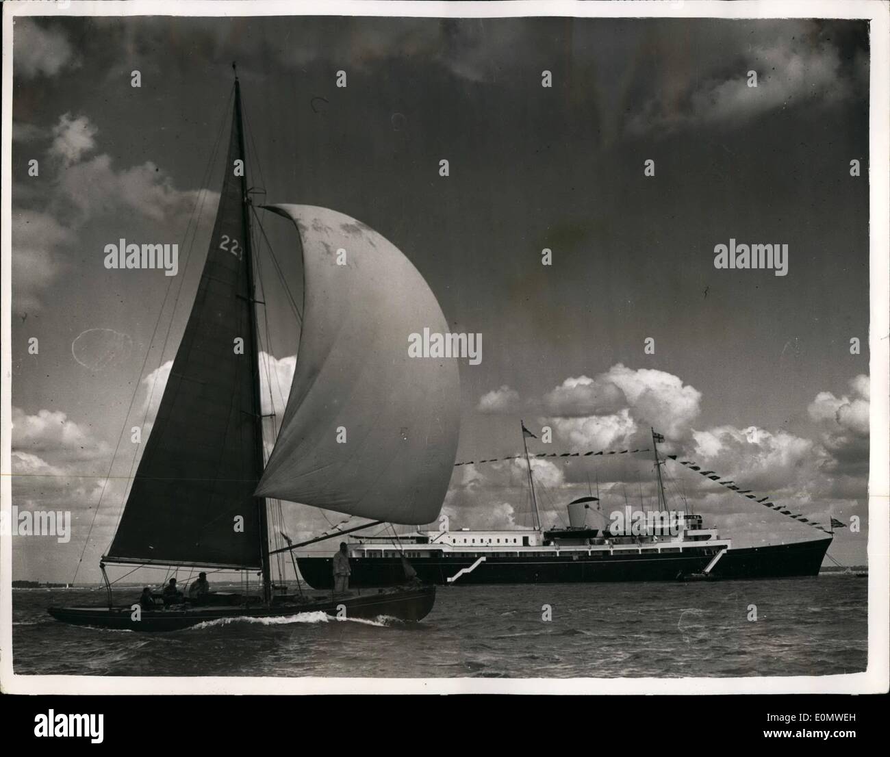 Lug. 07, 1956 - Apertura del Cowes Yachting settimana. Yacht dei sei classe di Misuratore visto come passano il Royal Yacht Britannia nel Solent - durante la famosa Cowes Yachting settimana. Foto Stock