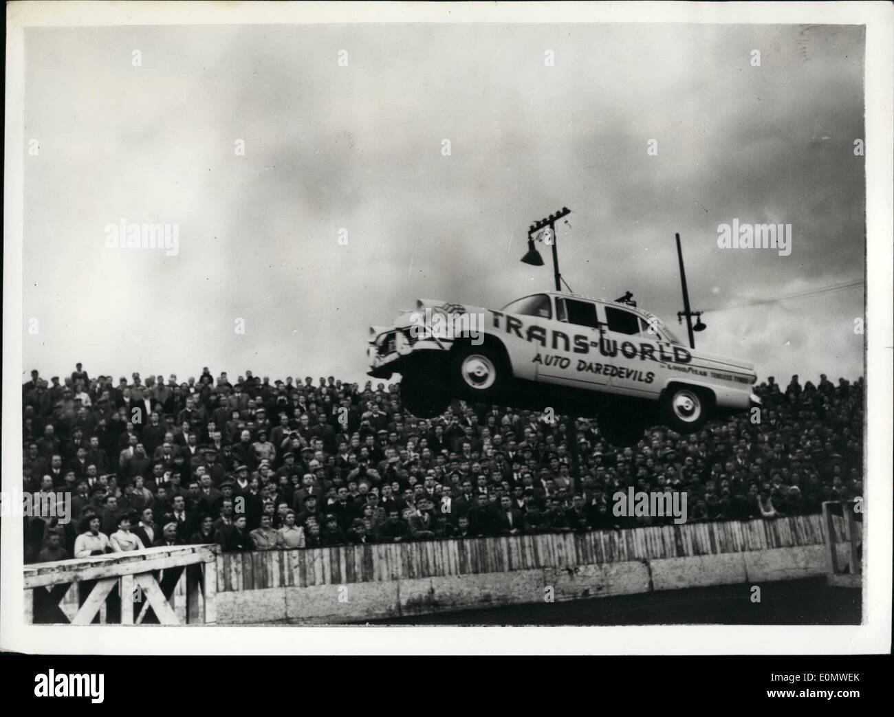 07 luglio 1956 - i conducenti di auto American Stunt danno esibizioni a Edimburgo. Una folla entusiasta al circuito meloebank Speedway di Edimburgo, in Scozia, è stata entusiasta delle esilaranti esibizioni di un team di piloti americani di stunt car - ed ecco uno che naviga in aria durante una delle acrobazie. Foto Stock