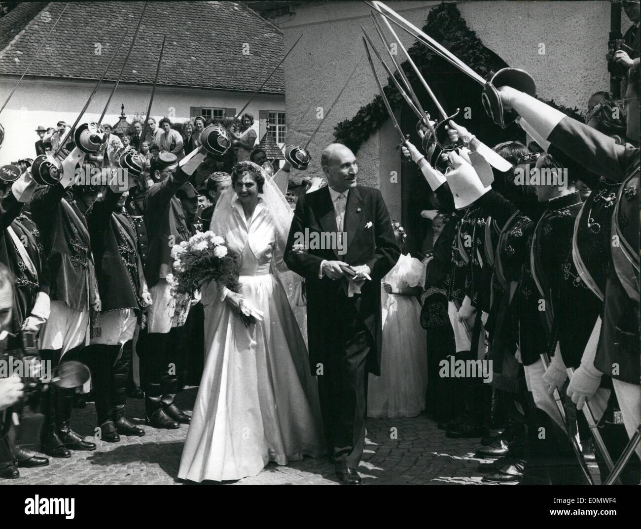 Lug. 07, 1956 - Matrimonio principesco a Pocking vicino a Monaco di Baviera: il 25.7.56. Un matrimonio principesco ha avuto luogo a Pocking piccolo villaggio nei pressi di Monaco di Baviera. Il matrimonio ha avuto luogo tra il Duca di Mecklenburg e Arch-Duchess v. - Habsburg Lothringen. La foto mostra gli studenti in colori di onorare la coppia giovane, dopo la cerimonia, dopo la cerimonia in chiesa. Foto Stock