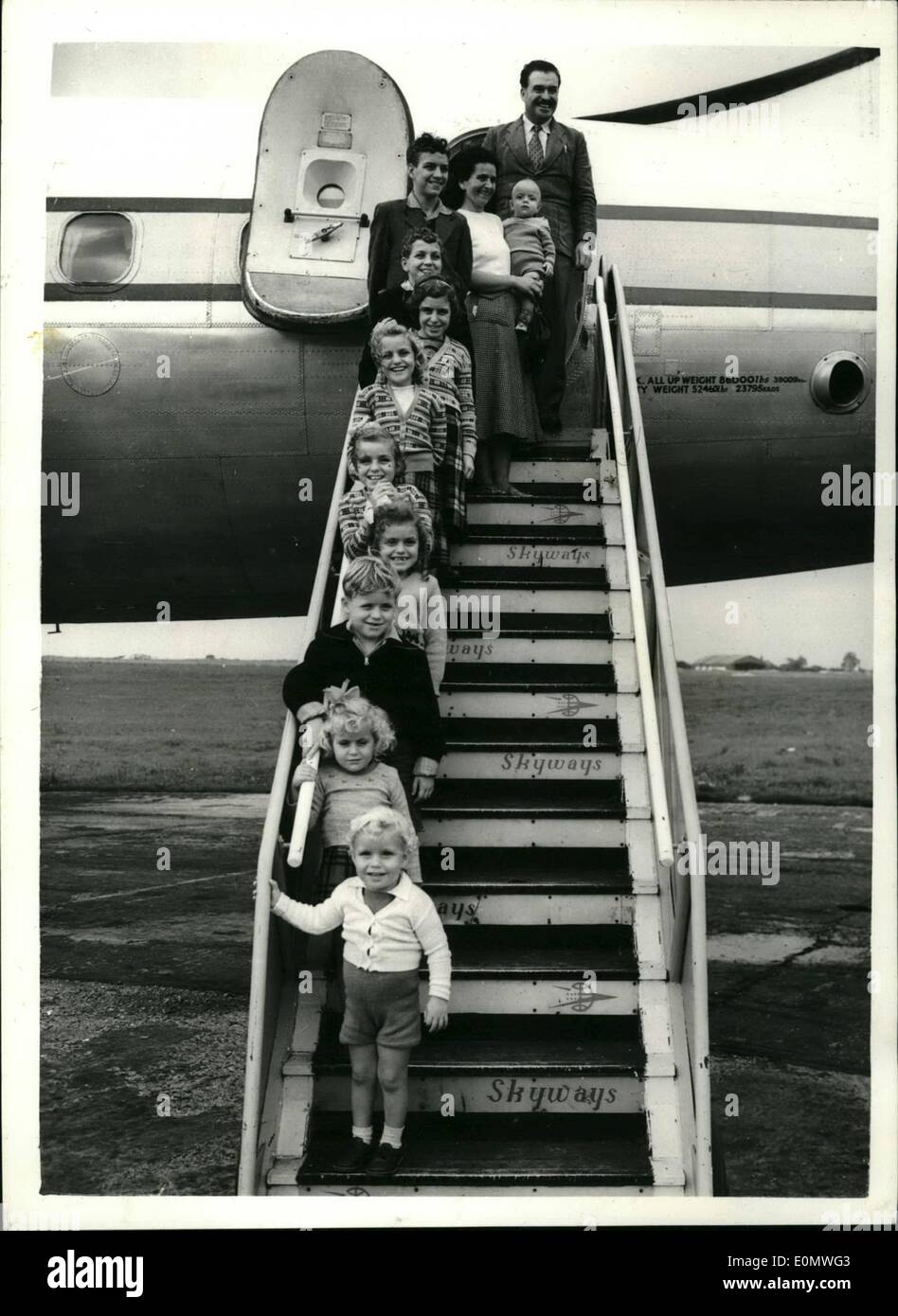 Lug. 07, 1956 - Le dieci poco McAndrews Fly Home: dieci poco McAndrews volato a casa insieme con il padre e la madre di oggi, sergente John McAndrew e sua moglie Maltess Francesco. I figli, cinque ragazzi e cinque ragazze, gamma da 14 anni di nove mesi. Quattro di loro sono nati in Gran Bretagna, quattro in Maltam, e due in Singapore. La famiglia ha lasciato a Singapore da aria e arrivati Stenstead aeroporto, Essex, oggi. Il sergente McAndrew è 44 e provengono dalla contea Maye, Irlanda. La foto mostra la famiglia McAndrew raffigurata sulle fasi del piano sul loro arrivo all aeroporto di Stansted Foto Stock