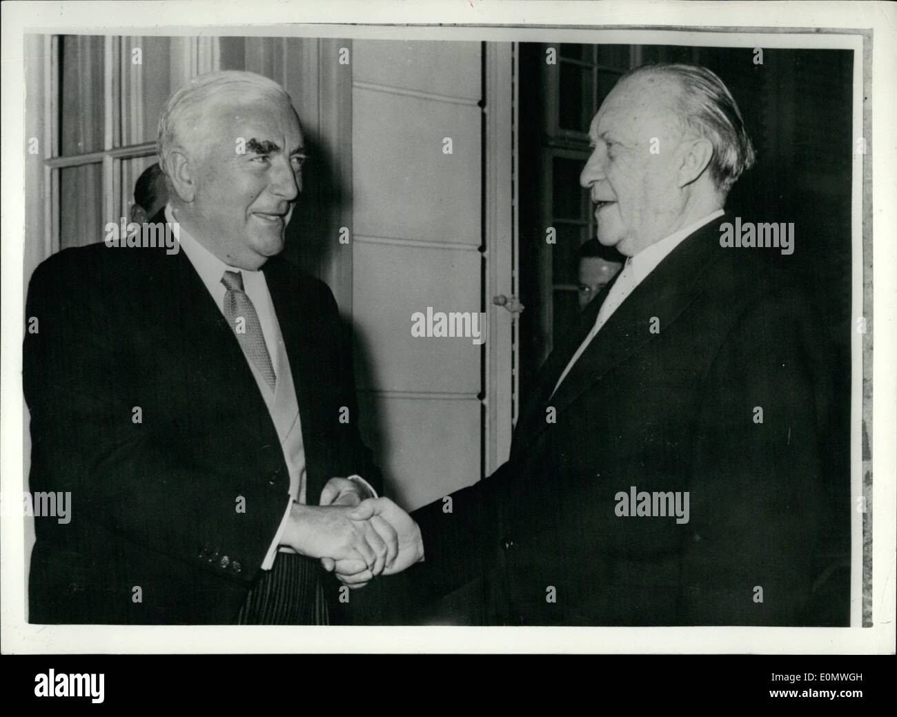Lug. 07, 1956 - Il Primo Ministro australiano Robert Gordon Menzies. Il sig. Menzies arriva a Bonn per colloqui:Mr.Menzies, Primo Ministro dell'Australia, è arrivata a Bonn su quattro giorni di visita ufficiale. La foto mostra il sig. Menzies è ricevuto dal dottor ADENAUER, cancelliere tedesco al suo arrivo a Bonn. Foto Stock Lug. 07, 1956 - Il Primo Ministro australiano Robert Gordon Menzies. Il sig. Menzies arriva a Bonn per colloqui:Mr.Menzies, Primo Ministro dell'Australia, è arrivata a Bonn su quattro giorni di visita ufficiale. La foto mostra il sig. Menzies è ricevuto dal dottor ADENAUER, cancelliere tedesco al suo arrivo a Bonn. Foto Stock
