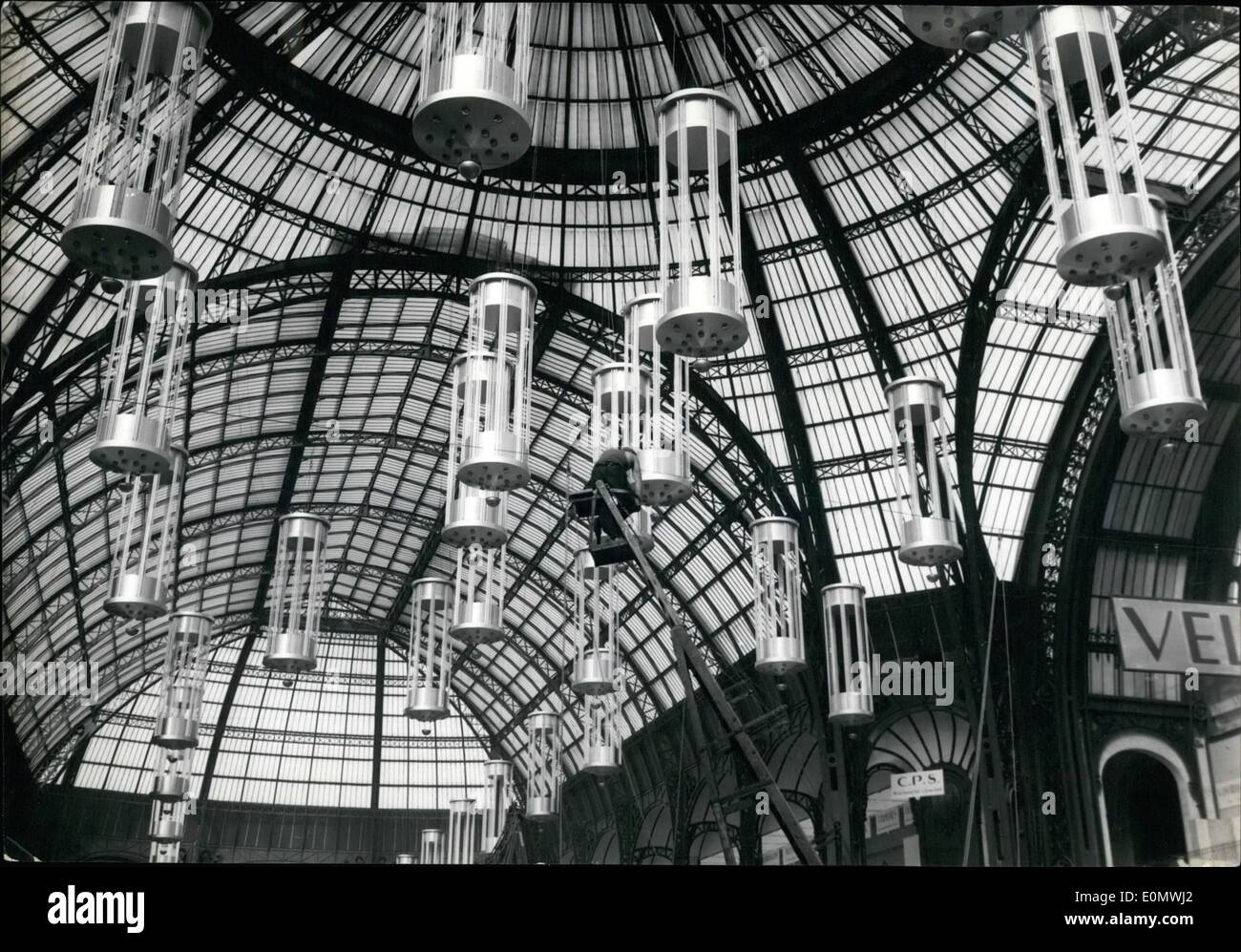 Sett. 09, 1956 - Nuova illuminazione per il Motor Show di Parigi: il MOTOR SHOW 1956 sarà presto aperto al Grand Palais di Parigi. Lampadari Foto Stock