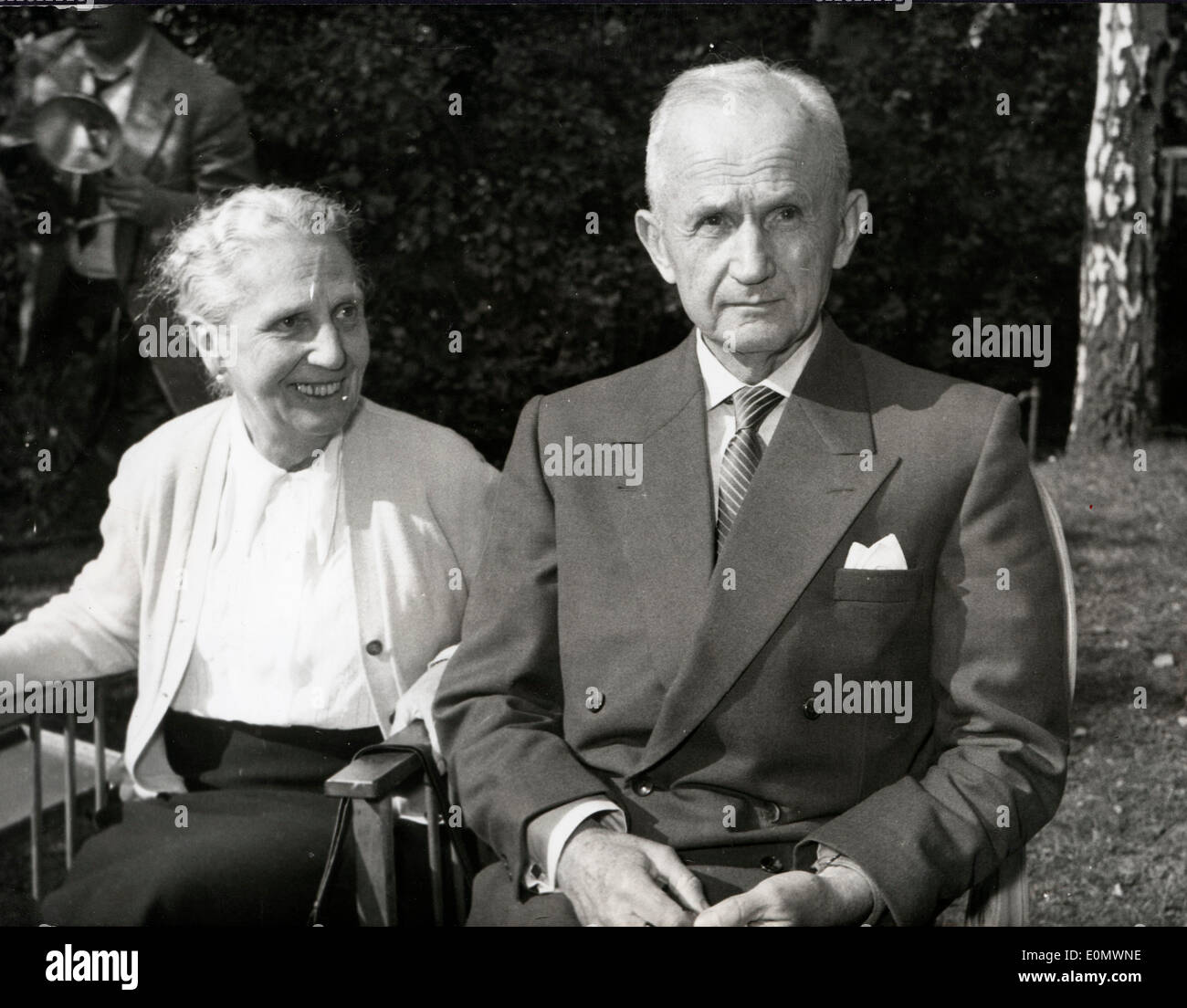 Ex-Admiral Karl Donitz con sua moglie Foto Stock