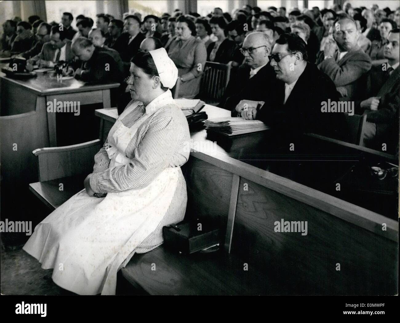 Lug. 07, 1956 - posto al molo era vuoto! Il dottor Richard Mueller, che era stato accusato di aver ucciso sua moglie lasciando il suo bruciare a morte con la sua auto in un Kaiserslautern surburb due anni e mezzo fa, ha ricevuto la Sua frase oggi dopo molte prove sensazionale durante la quale la produzione di attornes, difesa councel e numerosi esperti battuti su elementi di prova. Egli ha condannato a 6 anni di reclusione sulla base di Le Mans - le risate in connessione con lesioni pericolose. Dr Foto Stock