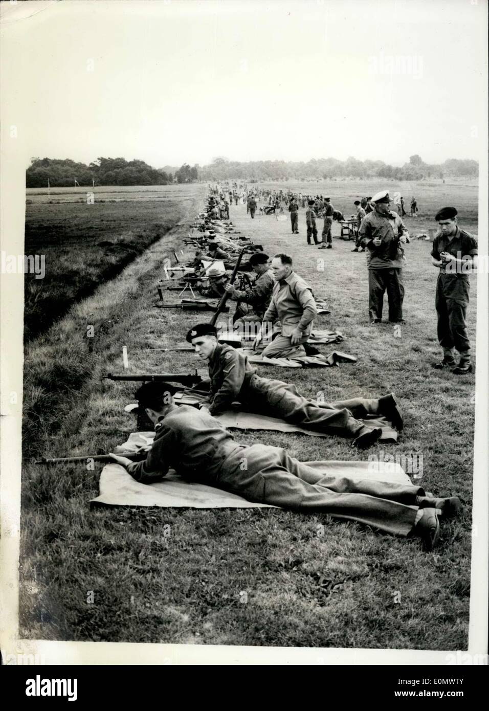 Lug. 09, 1956 - Le riprese a Bisley: la 87a riunione annuale della National Rifle Association, ha iniziato oggi a Bisley. Mostra fotografica di vista generale dei concorrenti a Bisley oggi. Foto Stock