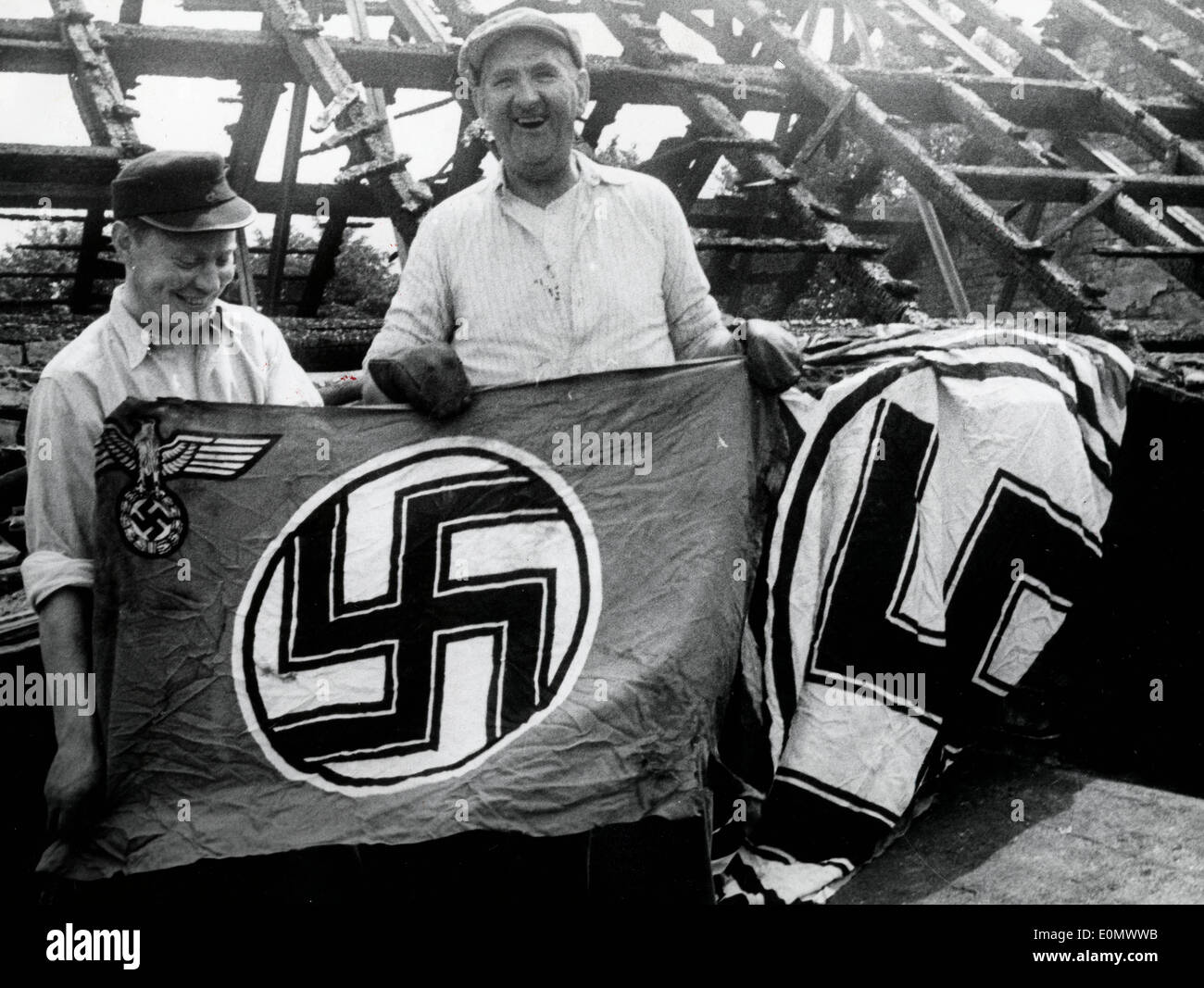 Cimeli nazisti trovati nella fabbrica di masterizzazione Foto Stock