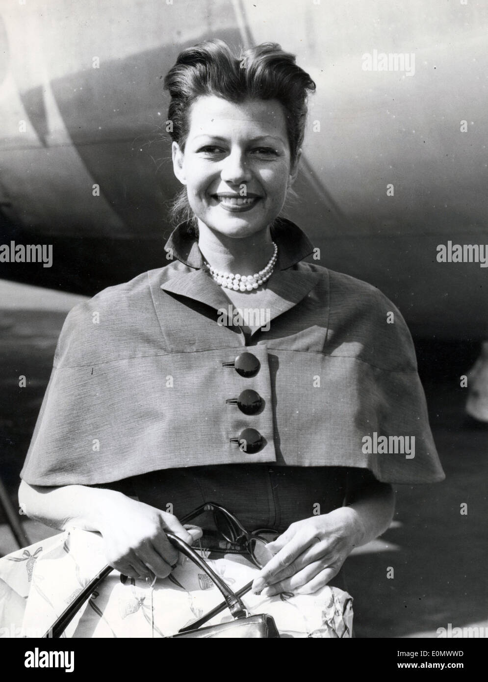 11 lug 1956 - Londra, Inghilterra, Regno Unito - Rita Hayworth arriva all'Aeroporto di Londra da New York. Ella è in Inghilterra per completare il lavoro sul suo British film ''Fire Down Below''. Foto Stock