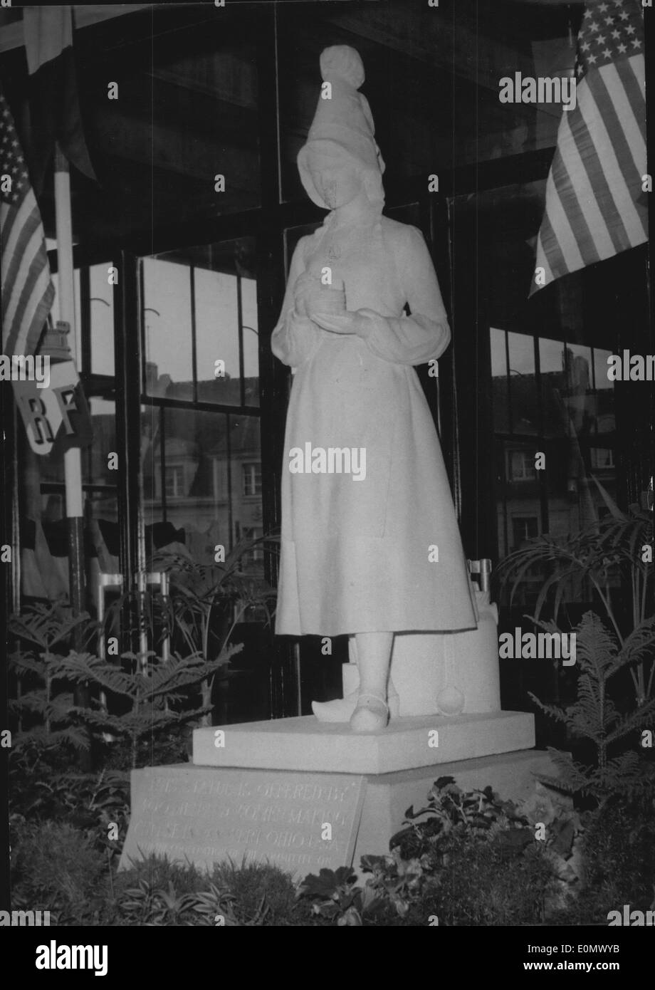 Ottobre 06, 1956 - Marie Harel che "inventata" Camembert ha nuova statua in città nativa: Marie Harel, una contadina francese della donna che ha fatto, come la storia va, il primo camembert nel XVIII secolo, aveva una statua aveva una statua nella sua città nativa vimoutiers (Normandia) prima della guerra. Questa statua è stata distrutta durante i bombardamenti aerei, uno nuovo è stata svelata l'altro giorno sullo stesso posto per la gloria della ''inventore' del famoso formaggio francese. La foto mostra la nuova statua di Marie Harel eretto a vimoutiers, in Normandia. Foto Stock