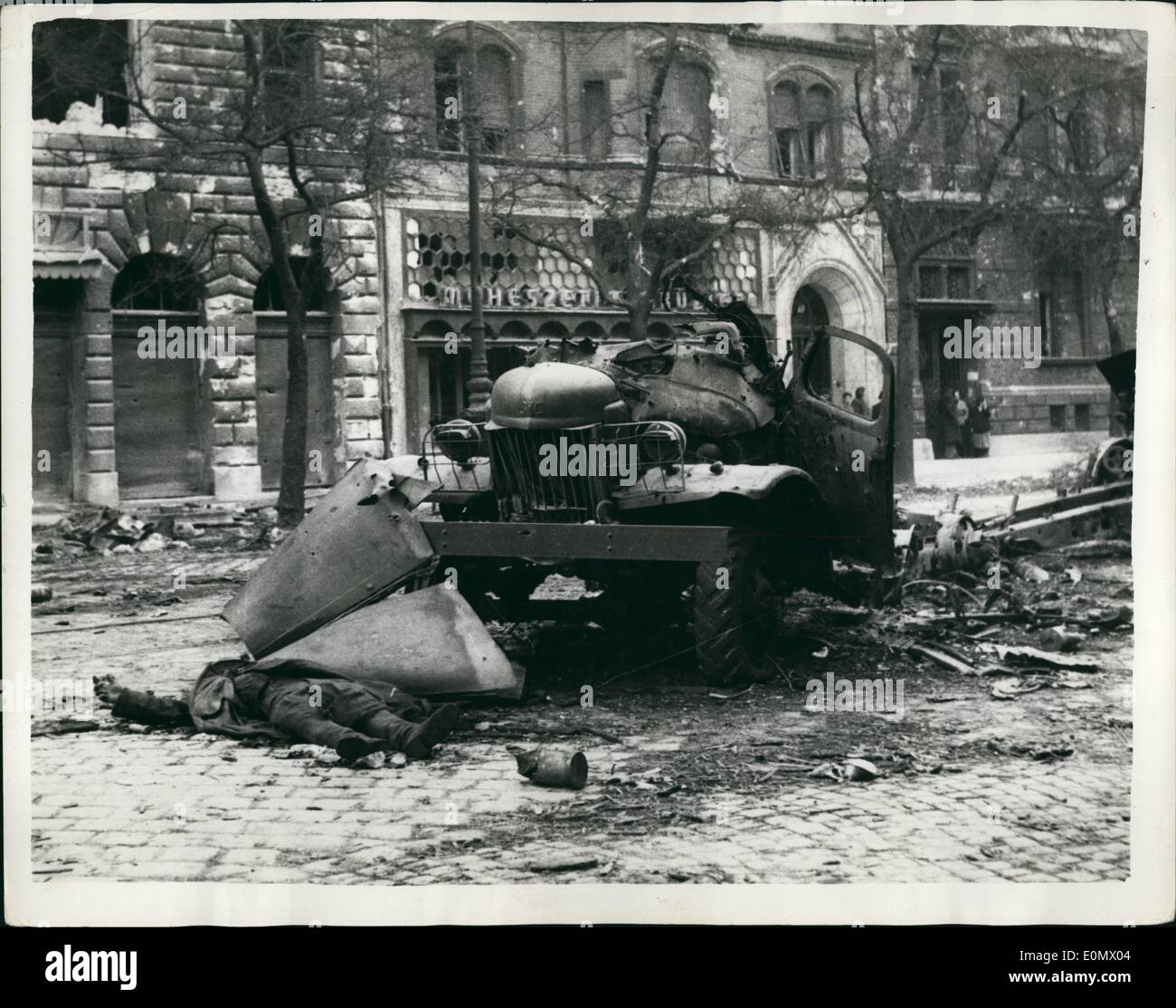 Ottobre 10, 1956 - scena di battaglia per le strade di Budapest un russo giace morto: foto mostra la scena devastanti in Baross street Foto Stock