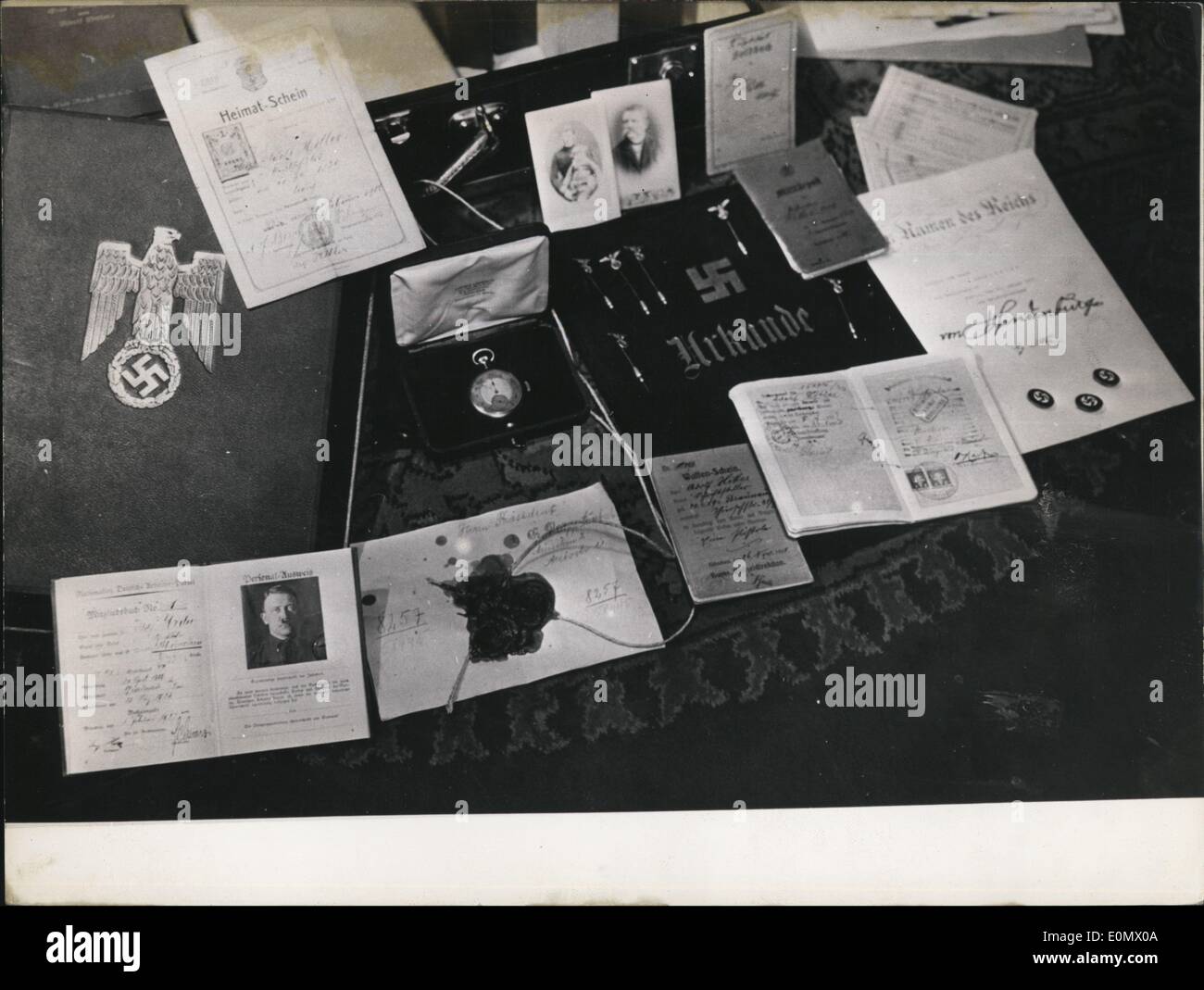 Ottobre 10, 1956 - Dichiarazione di morte di Adolf Hitler: ex tedesco ''Führer'' (Führer) sarà annunciato il 25,10,56 in Berchtssgaden. Collegato a questa concisione, keystone rappresenta per voi la foto dal patrimonio, che è stata trovata presso la governante del Führer, Anni inverno, proprio nel momento in cui qualcuno desidera acquistare per 180.000. In DM 195.it contenuti di diversi documenti tra di essi la candidatura firmato dal compianto presidente Hindenburg, con rende Hitler Raicha-cancelliere, Hitler pass militare, il suo partito-libro con no.1, il suo passaporto, che mostra che egli ha visitato la Svizzera su 26,8 Foto Stock