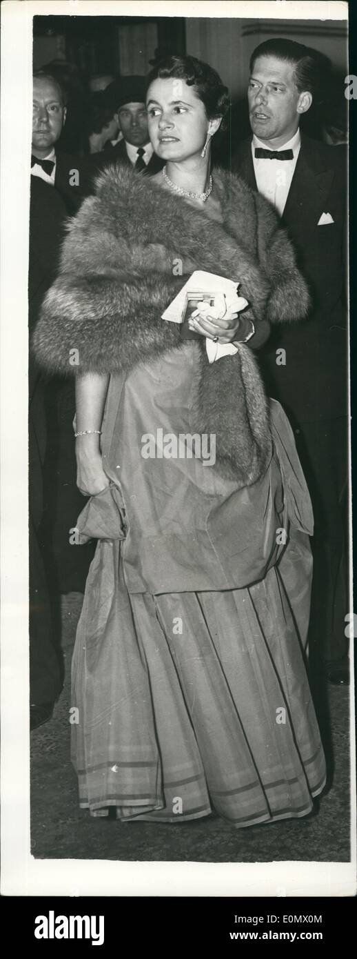 Ottobre 10, 1956 - La prima notte del Bolshoi Ballet al covent garden opera house : molti grandi stelle del balletto, stadio e schermo, hanno partecipato alla prima notte del Bolshoi Ballet al Covent Garden opera house la scorsa notte. È stato un grande trionfo per il 46-anno-vecchio Ulanova, il balletto la ballerina, che hanno ricevuto una decina di minuti di ovazione. alla fine dell'apertura prestazioni dell''ROMEO E GIULIETTA''. La foto mostra il Conte di Harewood e sua moglie arriva per la prima notte del Bolshoi Balelt ''Romeo e Giulietta" Foto Stock