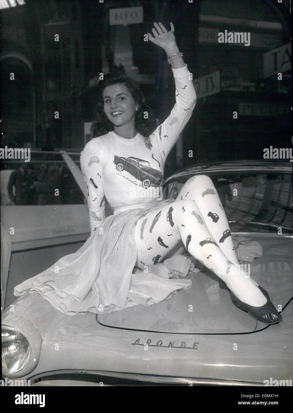 Ottobre 10, 1956 - Motore mostra come pubblicizzato da un Pin-Up come anteprima del Motor Show che sta per aprire al Grand Palais di Parigi, uno dei costruttori di automobili introduce Coraline, alias alina20 ue Lambert, ex Miss Francia. Un manichino ora lei sta visualizzando sul suo corpetto e gambe alcuni disegni delle vetture per essere visto alla mostra. Foto Stock