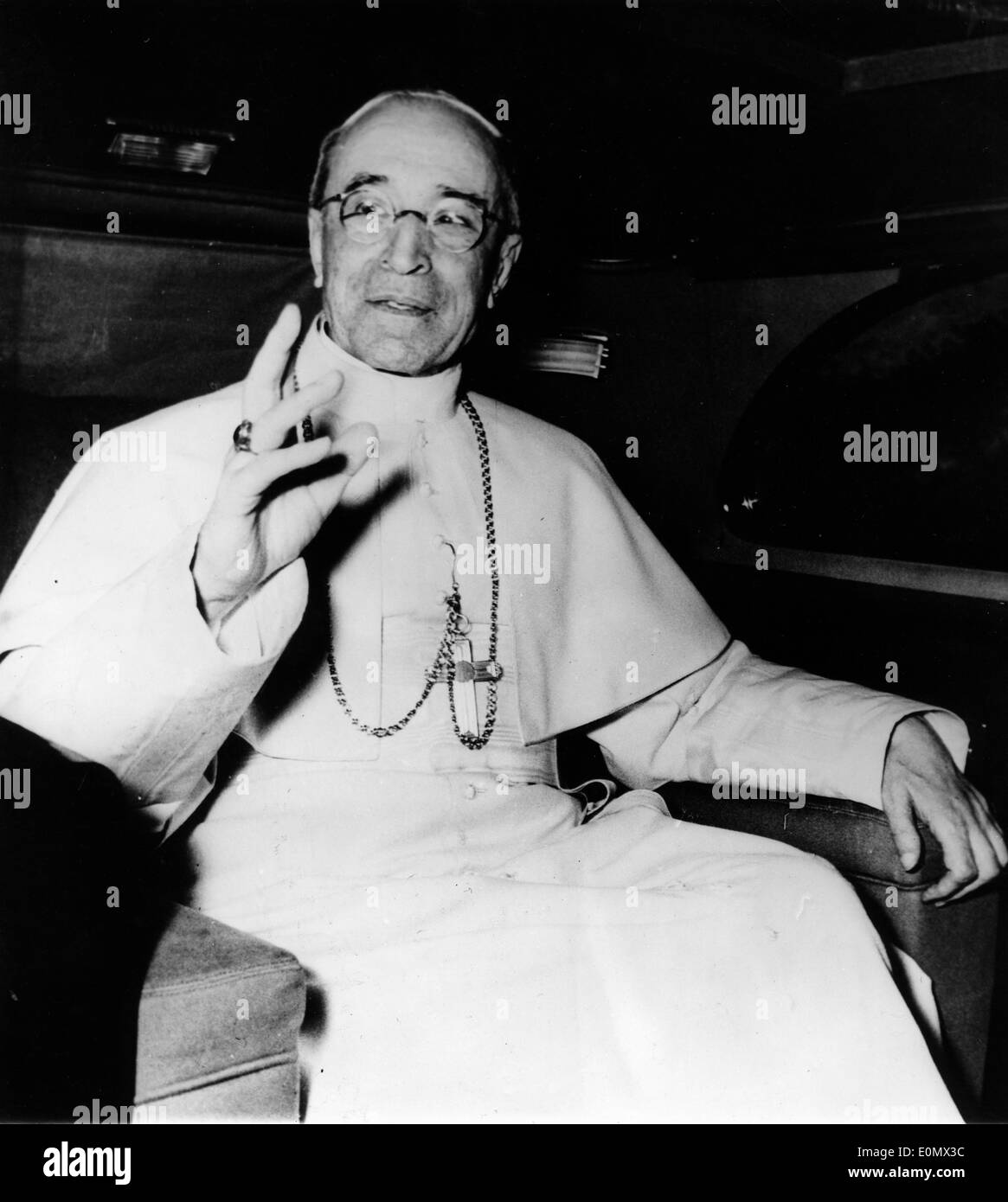 Il Papa Pio XII di parlare durante un servizio Foto Stock