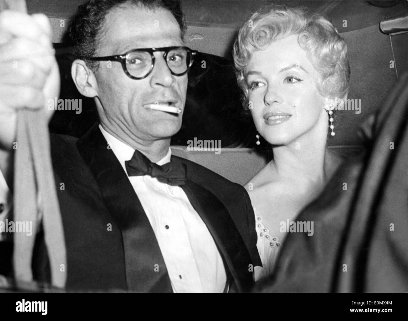 Starlet Marilyn Monroe in una vettura con il marito Arthur Miller Foto Stock