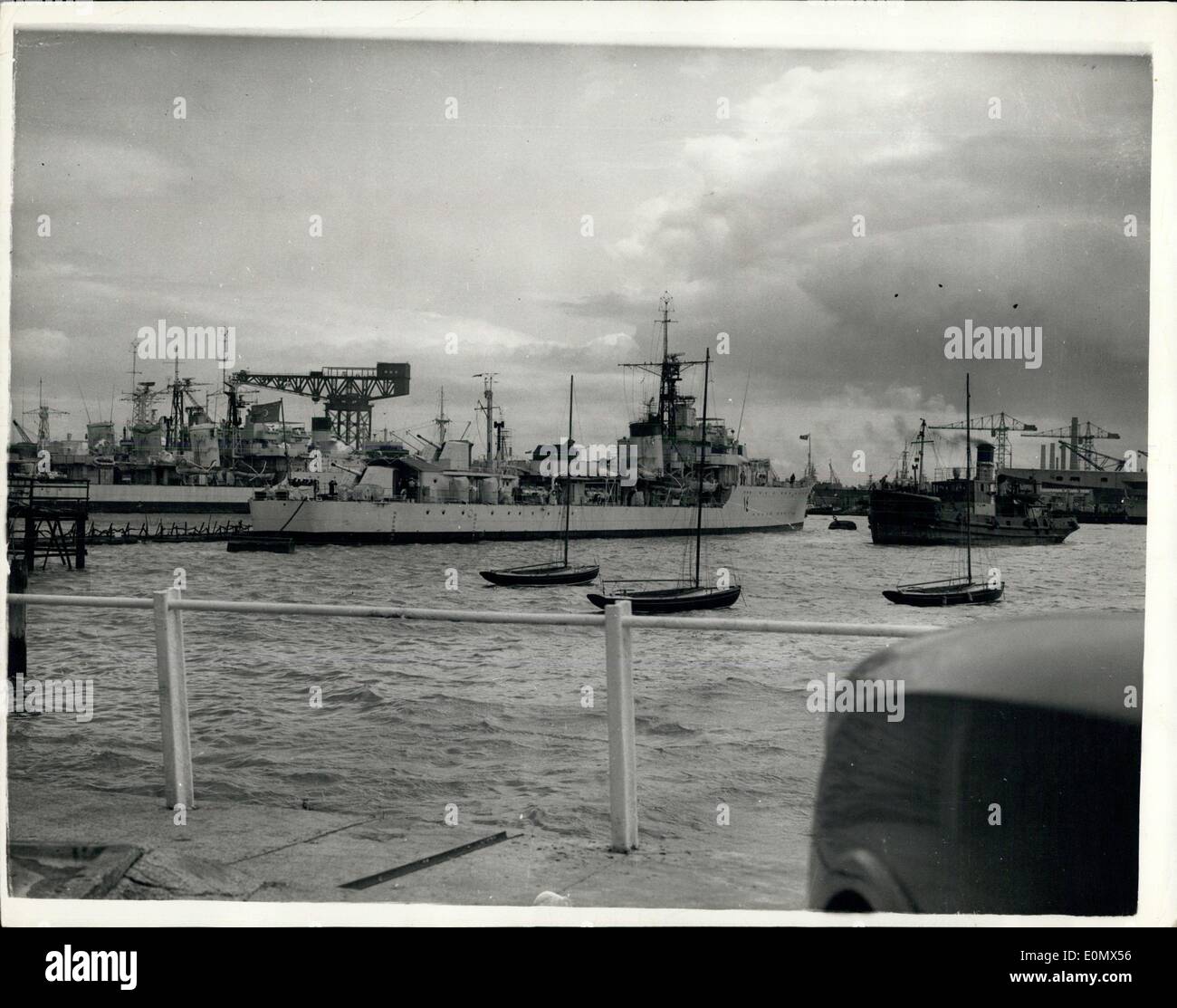 Lug. 31, 1956 - Warship egiziano a Portsmouth: uno dei due egiziani navi da guerra a Portsmouth - Aspettando la data del suo viaggio in Egitto Al Quaher (Victor) - Un 1.700 dieci cacciatorpediniere ancora una volta la nostra famosa Arctic convogliare MYNGS leader. La nave è uno dei tre guerra-eccedenza navi vendute in Egitto dal governo. Ora, in vista del canale di Suez situazione - non è noto quando lei lascerà per l'Egitto. La foto mostra Al Quaher al Whale Island, Portsmouth, in attesa del suo viaggio in Egitto. Foto Stock