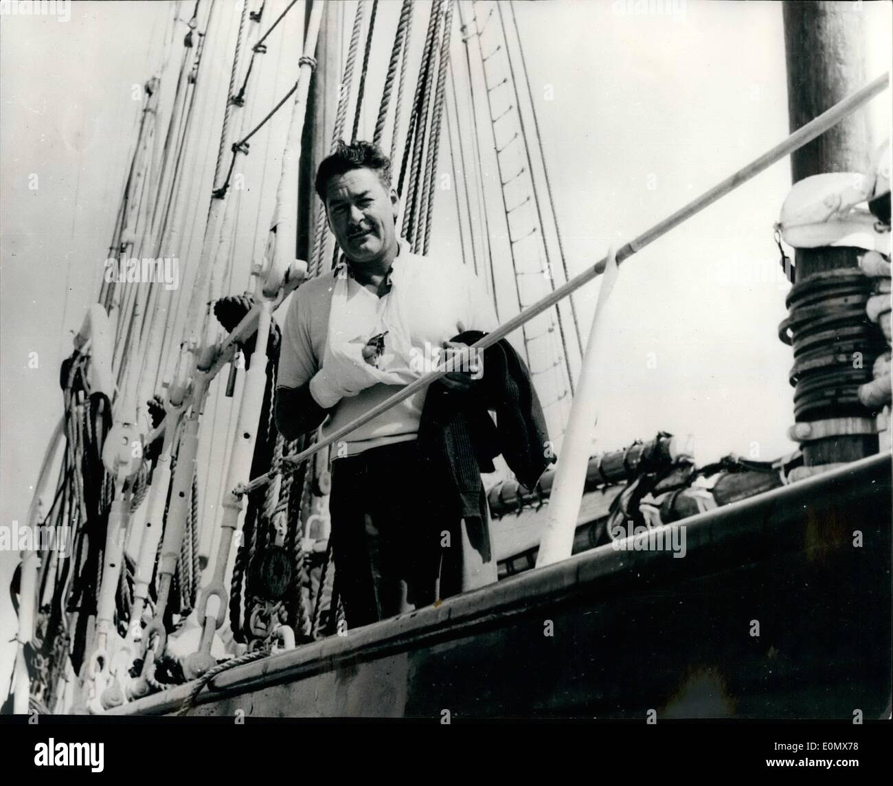 Ottobre 10, 1956 - Errol Flynn combatte fotografo: mostra fotografica di Errol Flynn, il famoso American film star, visto con il suo braccio in un Foto Stock